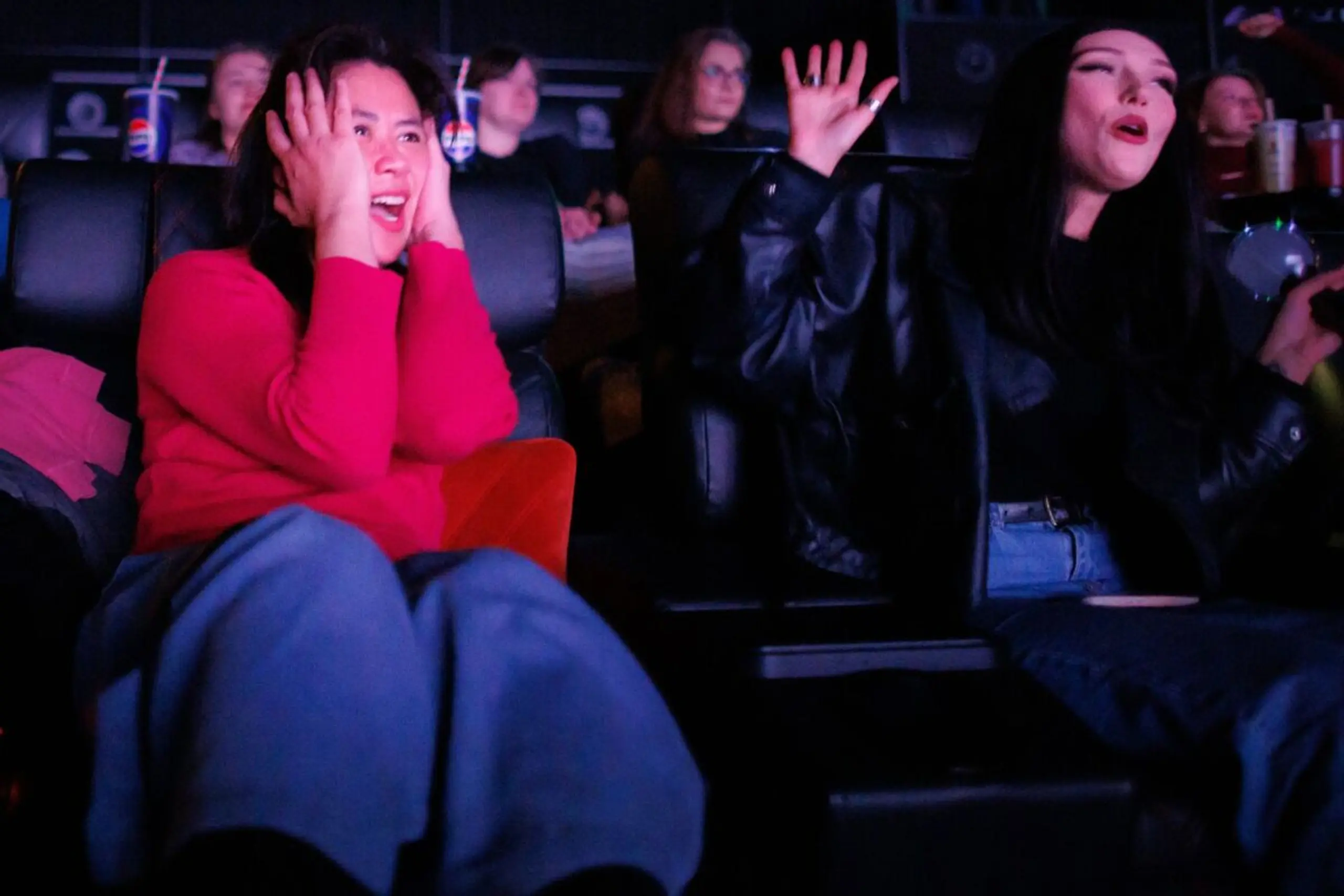 Fans der Boyband BTS jubeln bei der Live-Übertragung im Kino