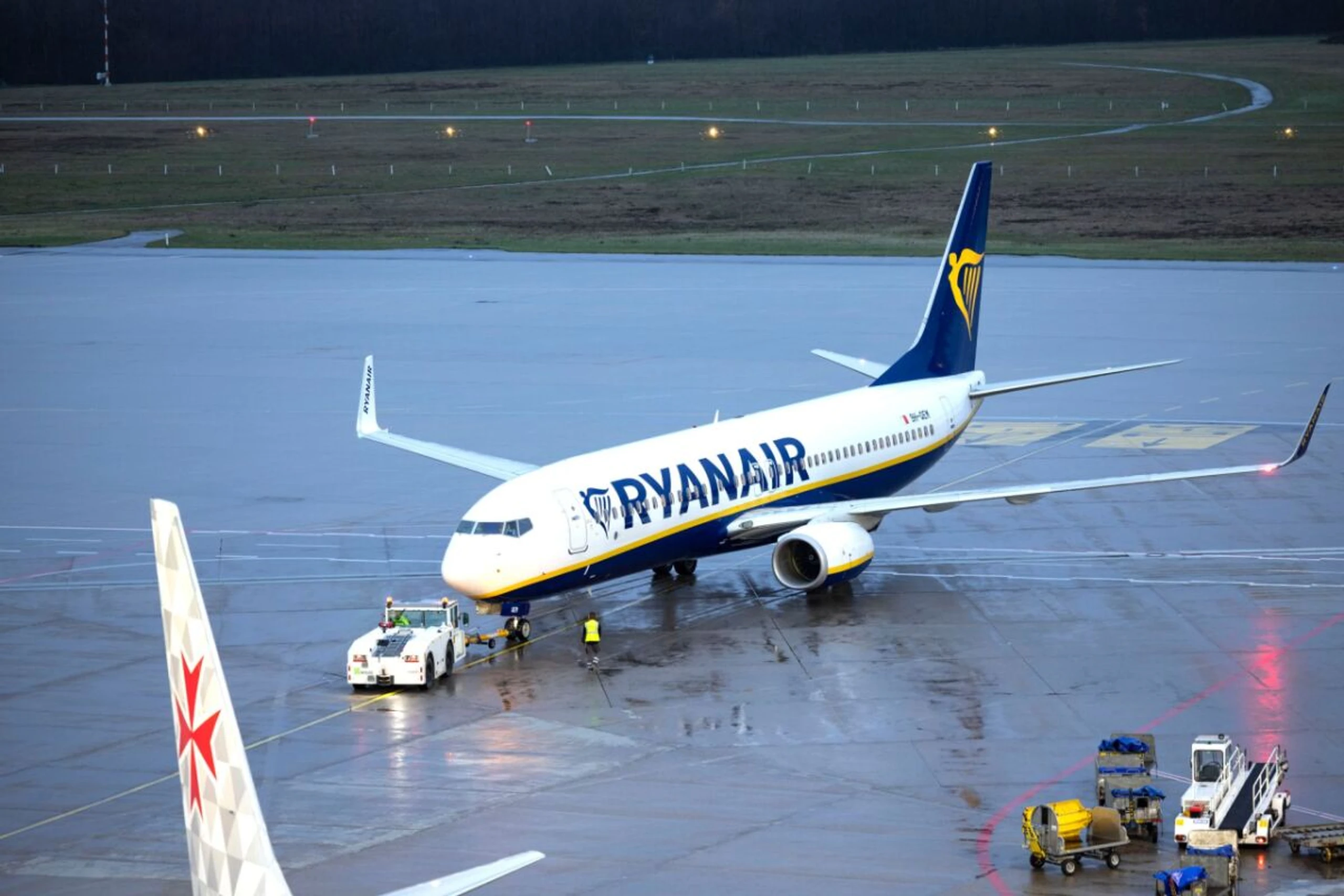 ++ ARCHIVBILD ++ Ryanair-Flieger am Boden - aber hier nicht wegen Kerosinmangels
