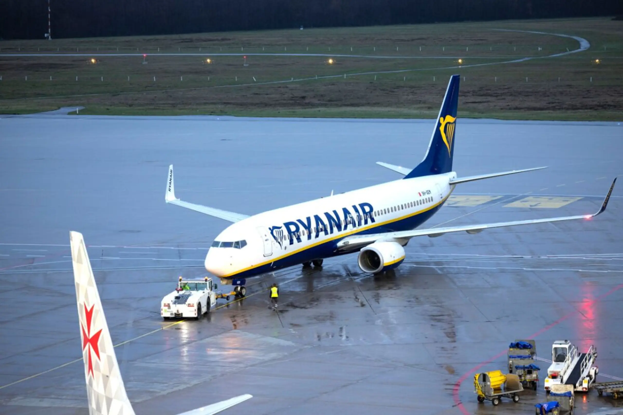 ++ ARCHIVBILD ++ Ryanair-Flieger am Boden - aber hier nicht wegen Kerosinmangels