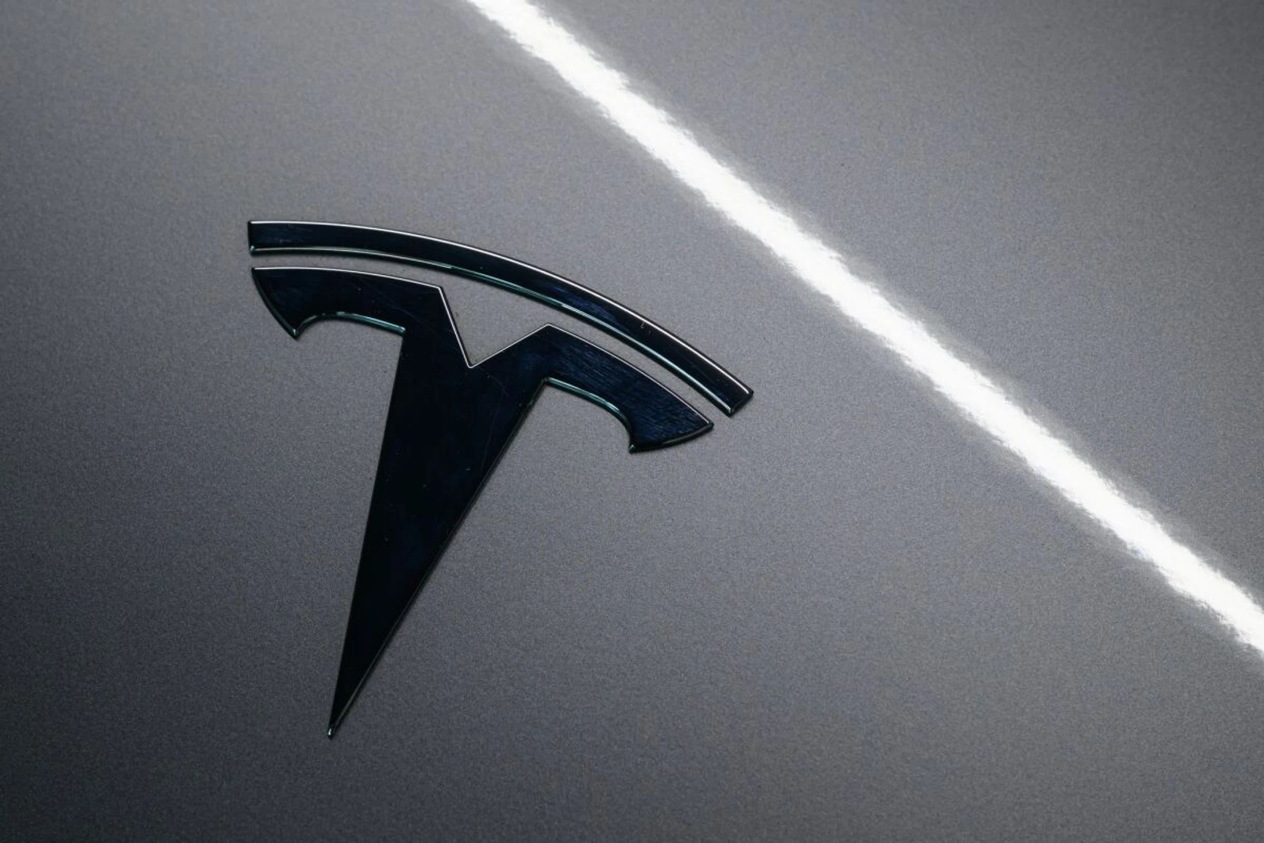 ++ ARCHIVBILD ++ Tesla-Logo auf einem Fahrzeug