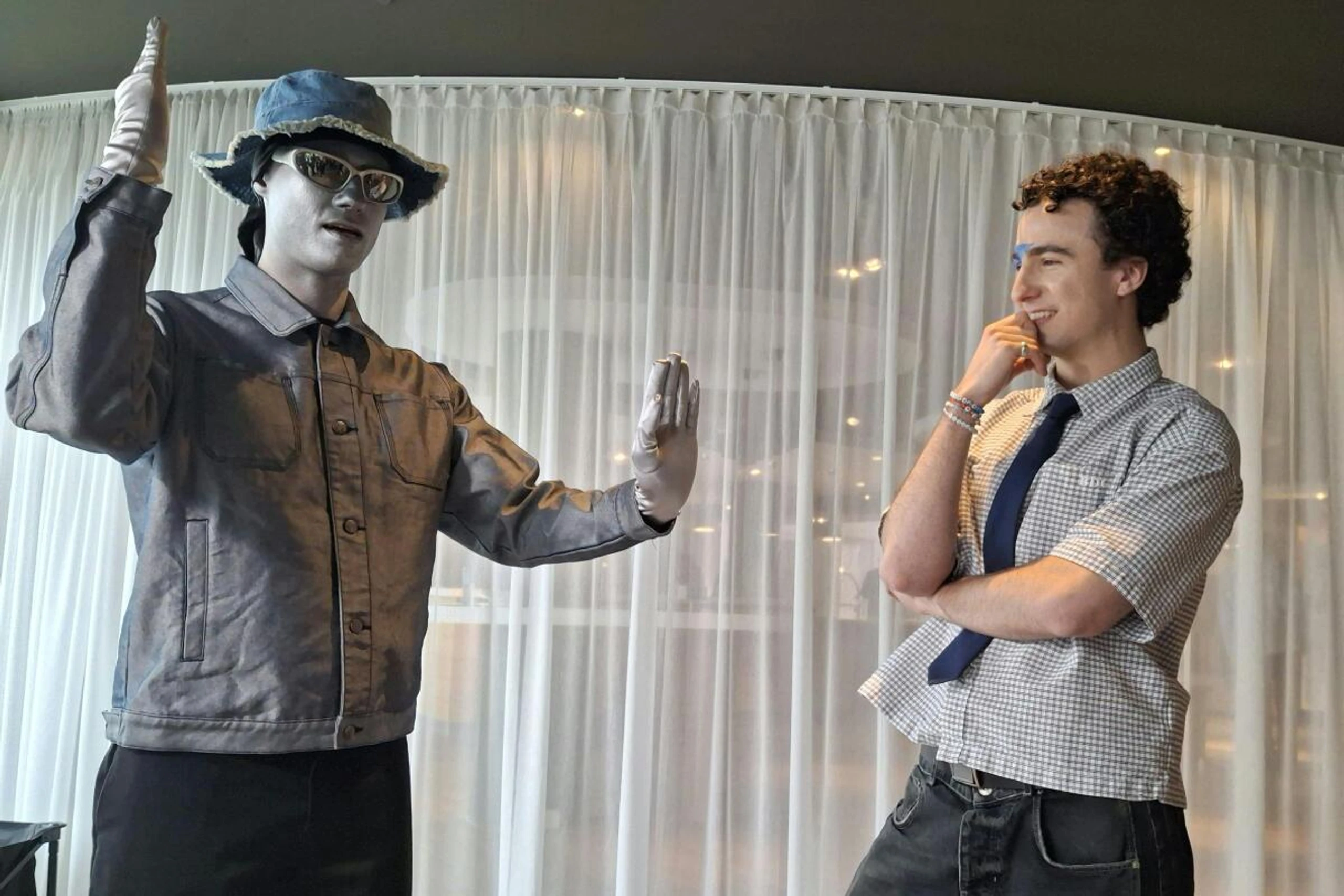 Wie viele Tanzscheine Cosmó (r.) in Amsterdam ausstellte, ist unklar