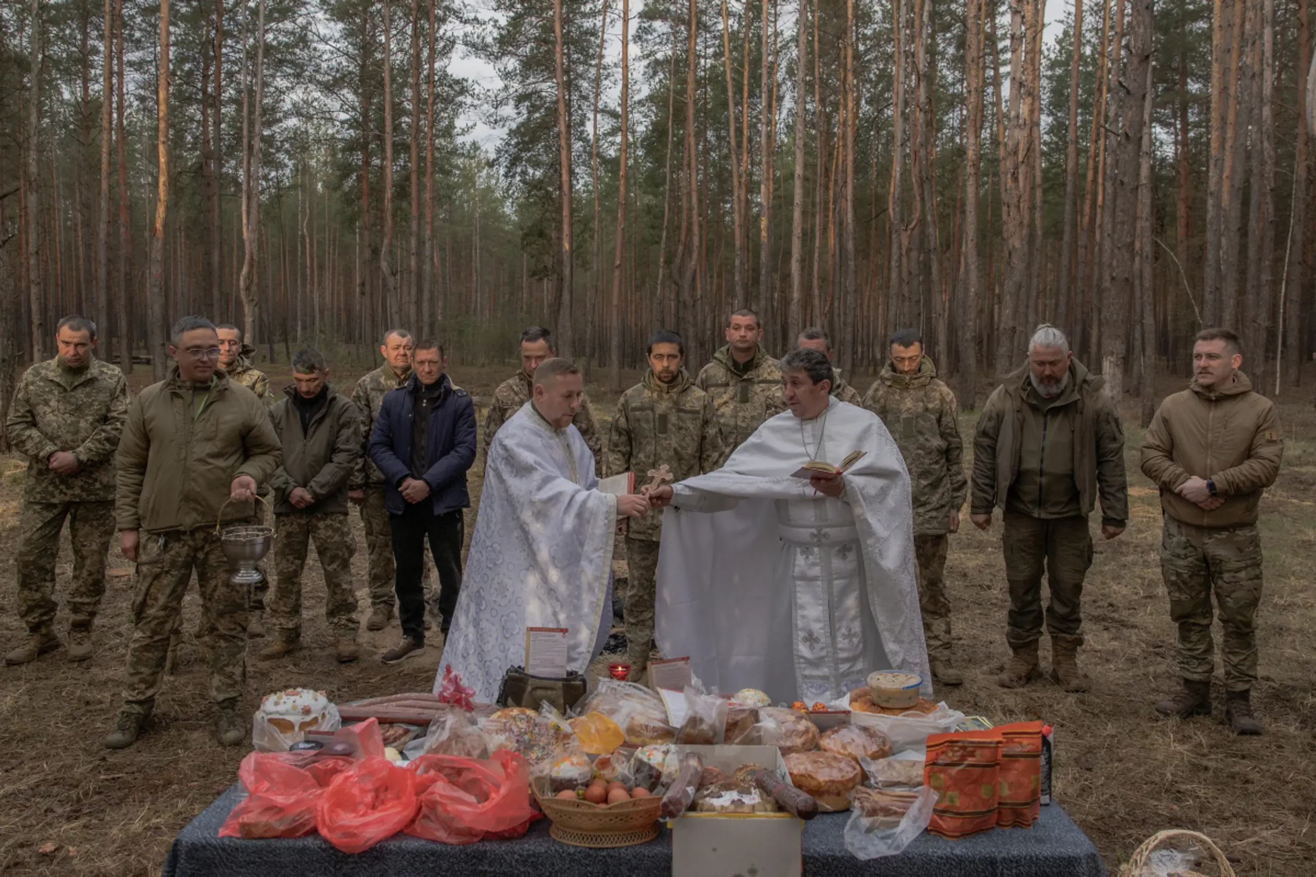 Ukrainische Soldaten feiern Oster-Gottesdienst