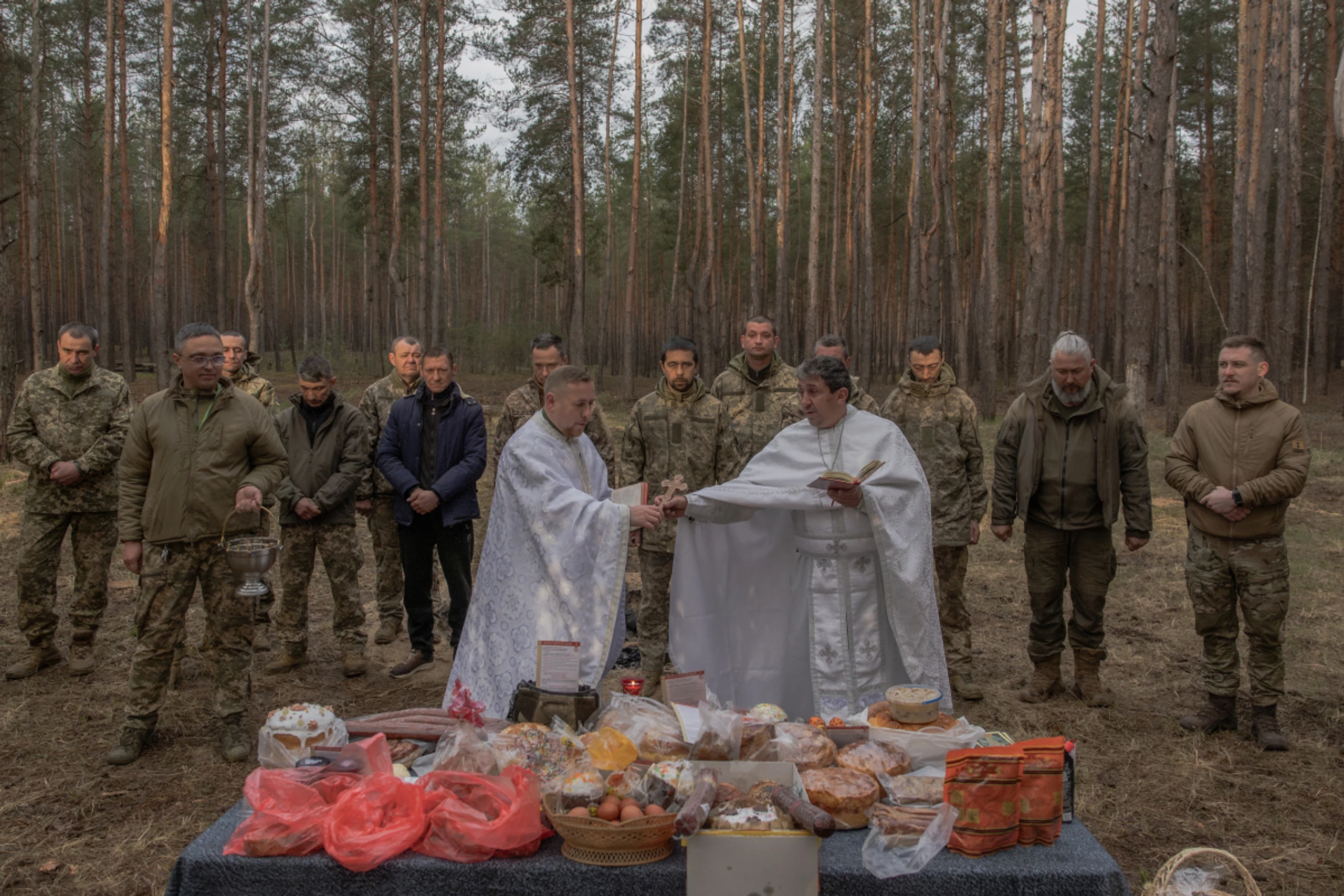 Ukrainische Soldaten feiern Oster-Gottesdienst