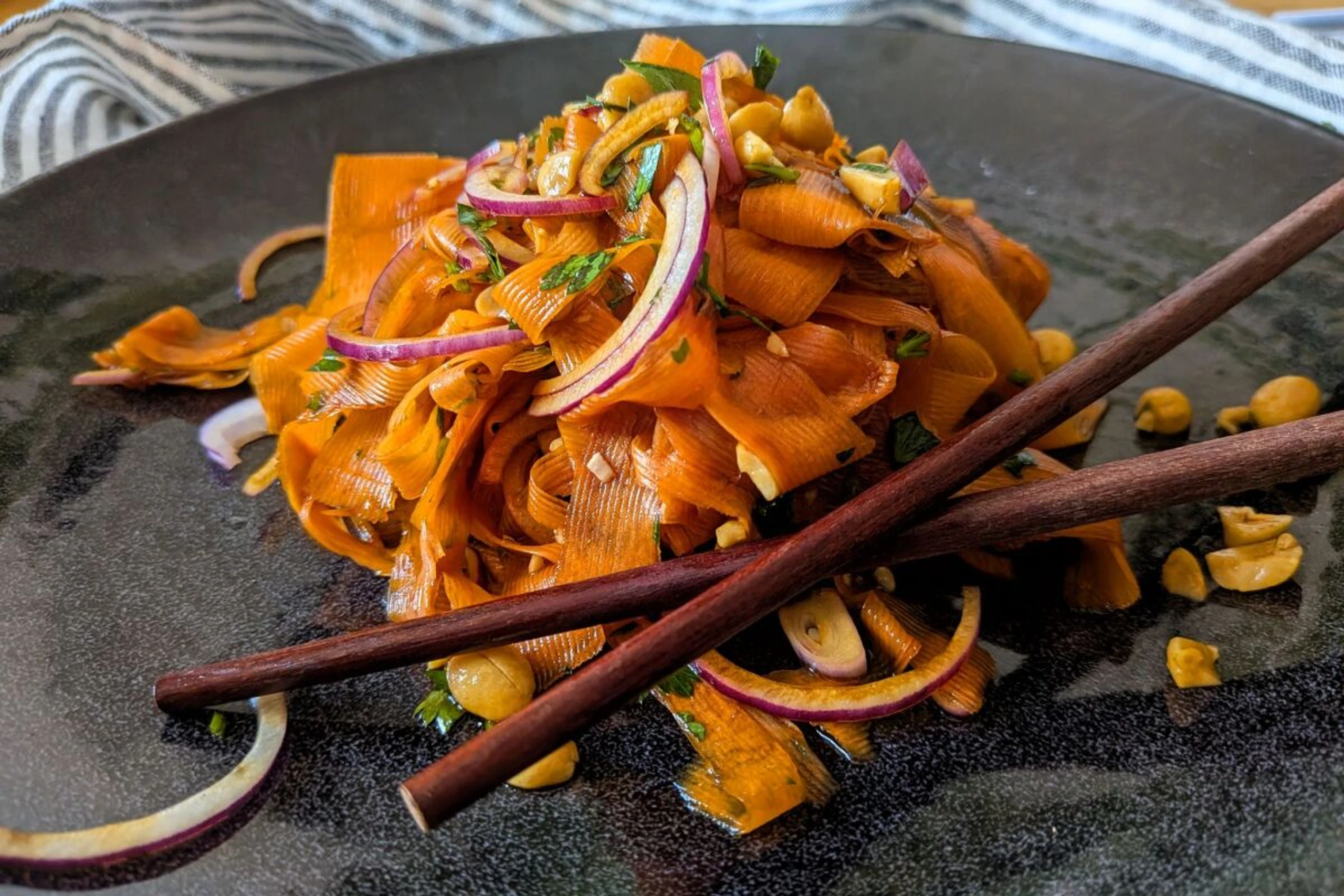 Für den Karottensalat im Asia-Style werden die Karotten gehobelt