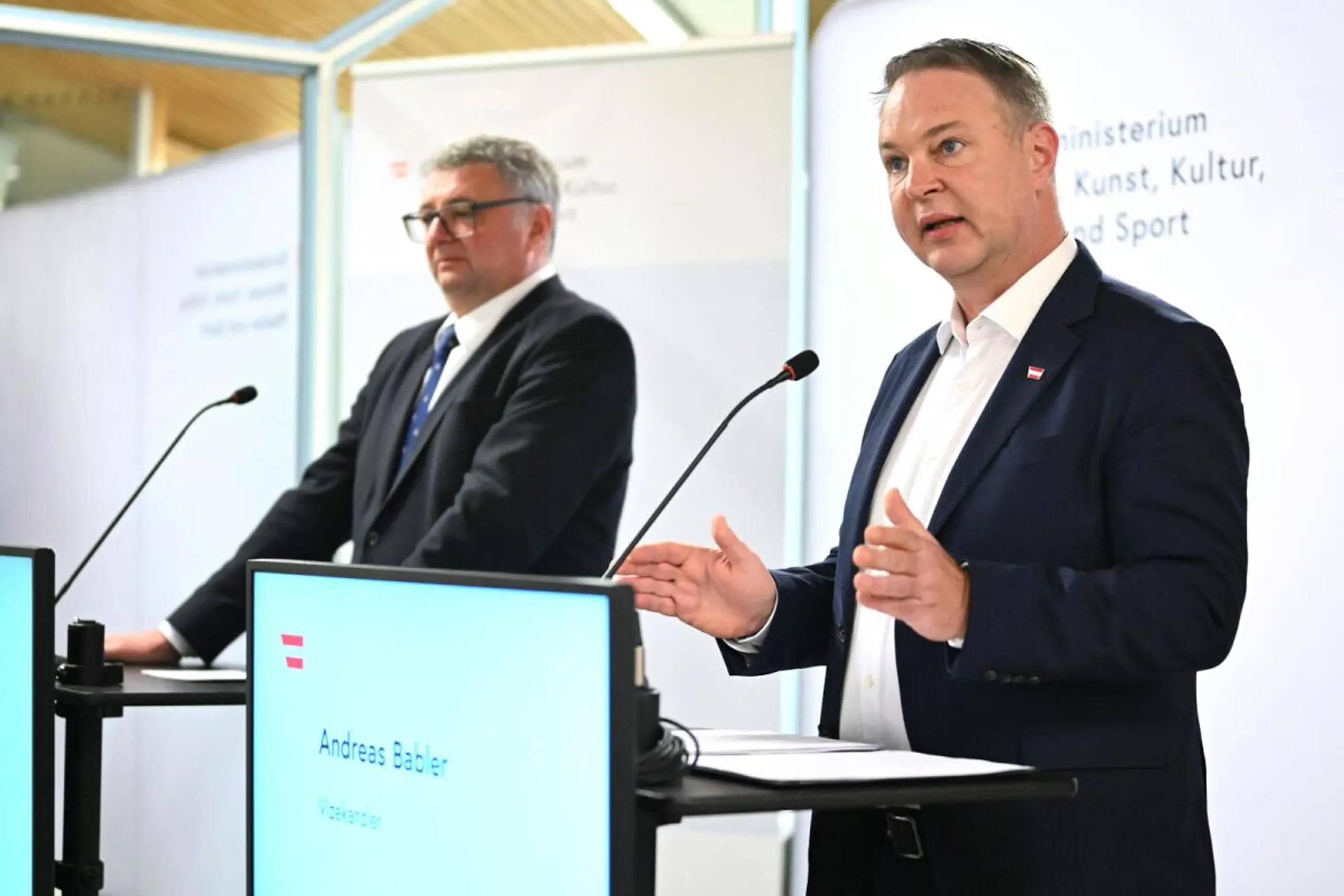 Babler (r.) und Leichtfried wollen Plattformen in die Pflicht nehmen