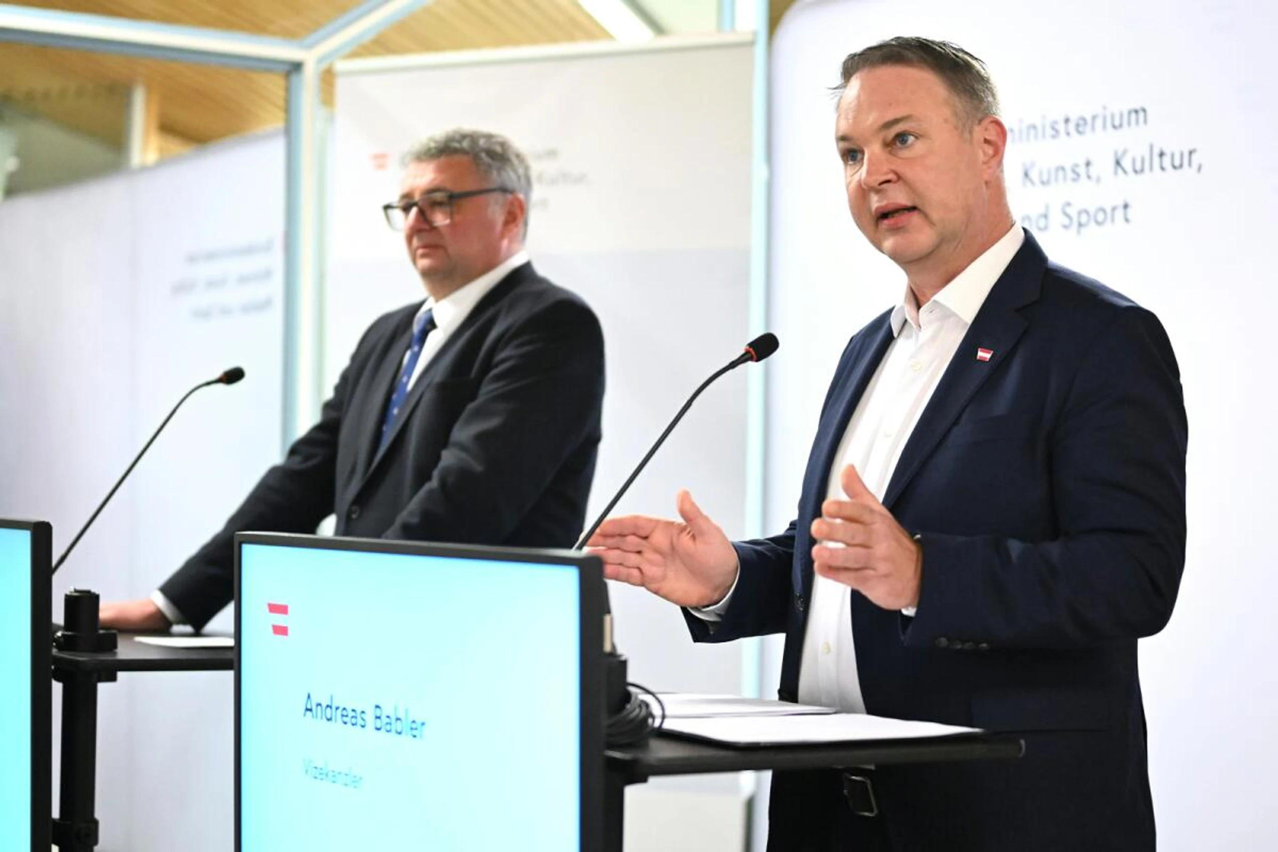 Babler (r.) und Leichtfried wollen Plattformen in die Pflicht nehmen