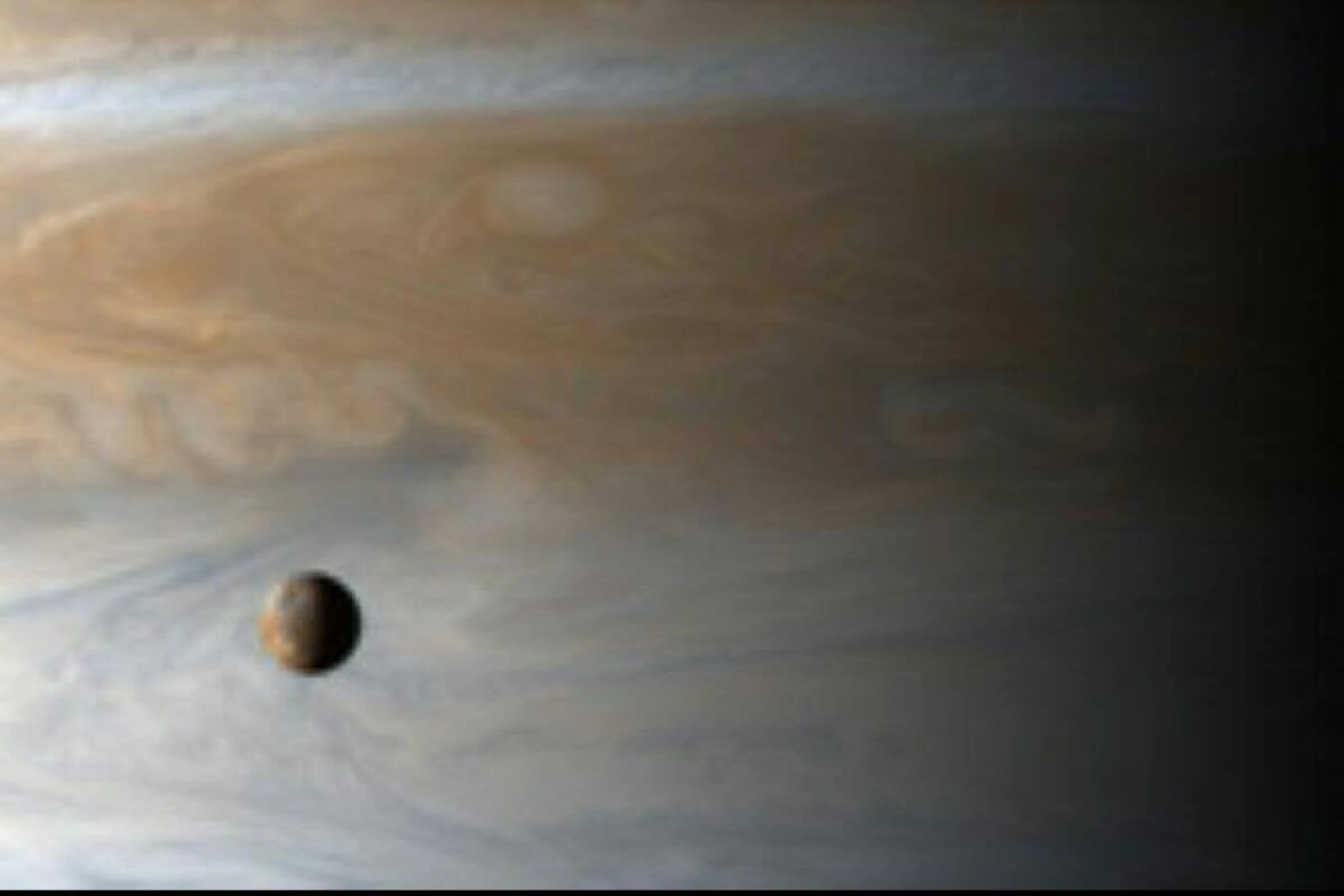 Io im Orbit um Jupiter, aufgenommen von der Raumsonde Cassini