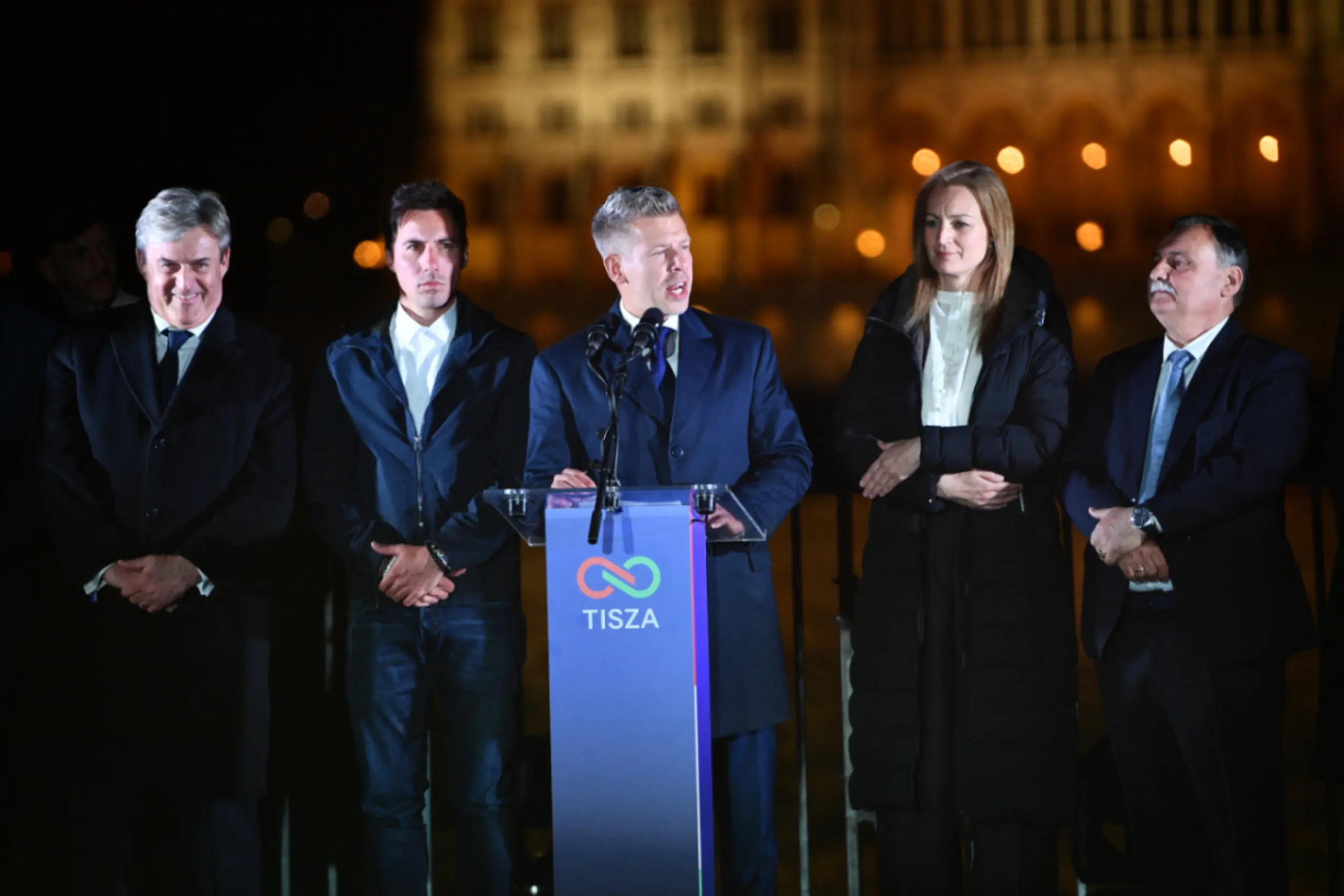 Ungarns Wahlsieger Magyar (Mitte) am Wahlabend