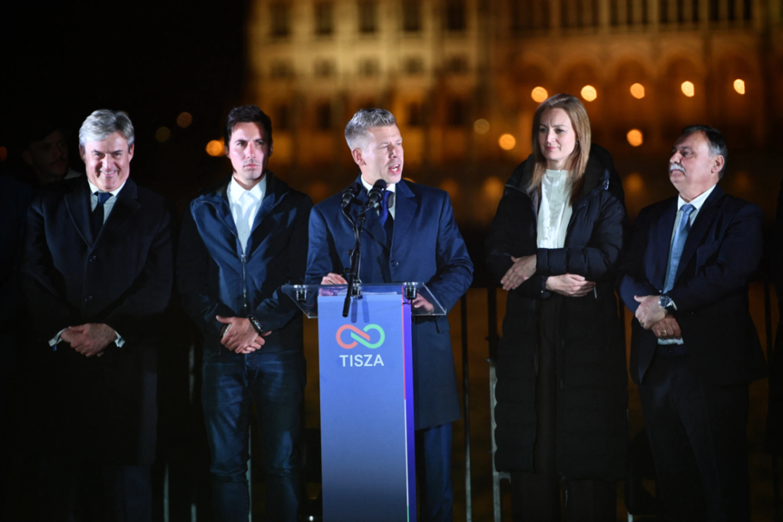 Ungarns Wahlsieger Magyar (Mitte) am Wahlabend