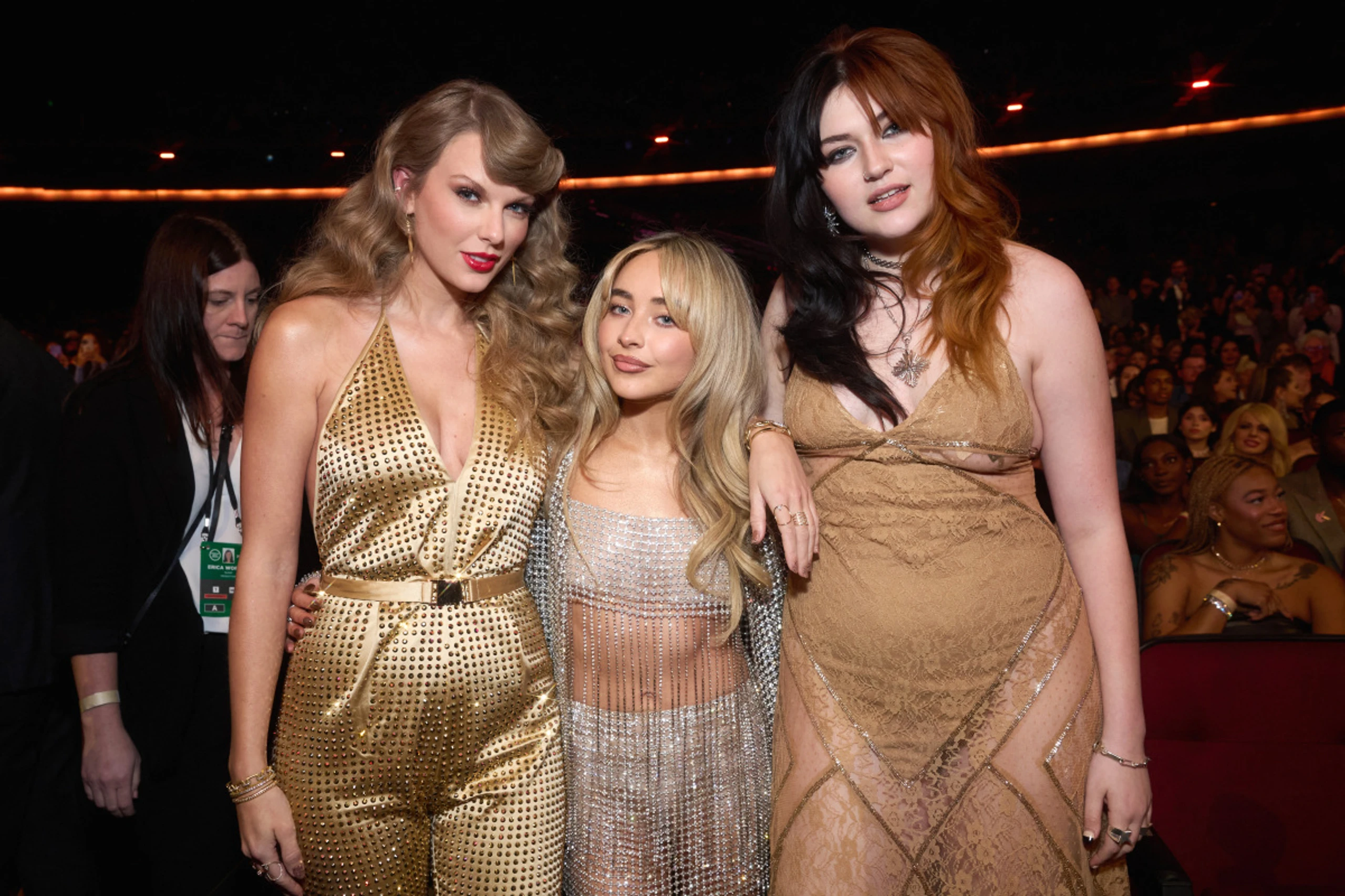 Taylor Swirft und Sabrina Carpenter (hier mit Gayle) im AMA-Rennen