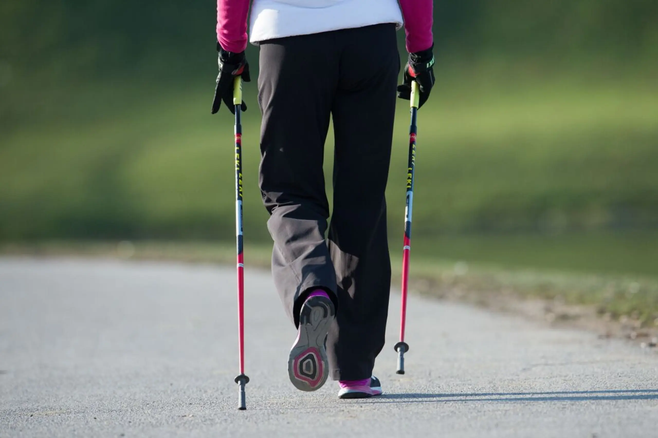 Sanfte Bewegungen wie Nordic Walking eignen sich gut bei Kniearthrose