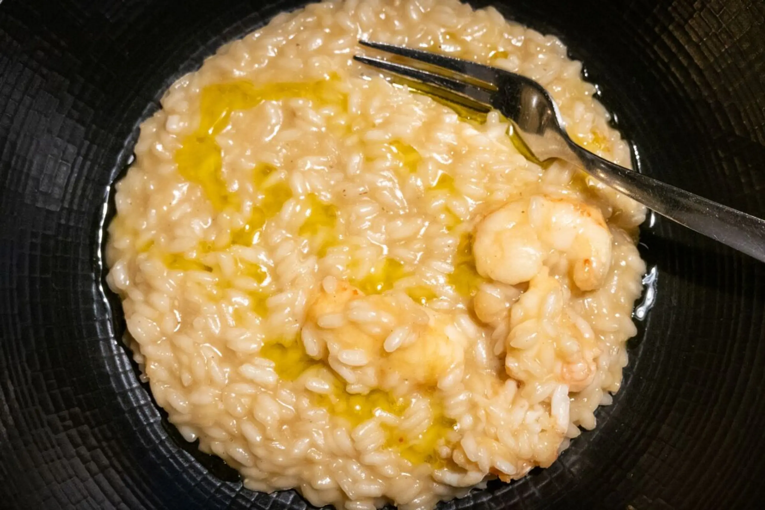 Kurz vorm Servieren kommt noch einen Schuss Olivenöl über das Risotto