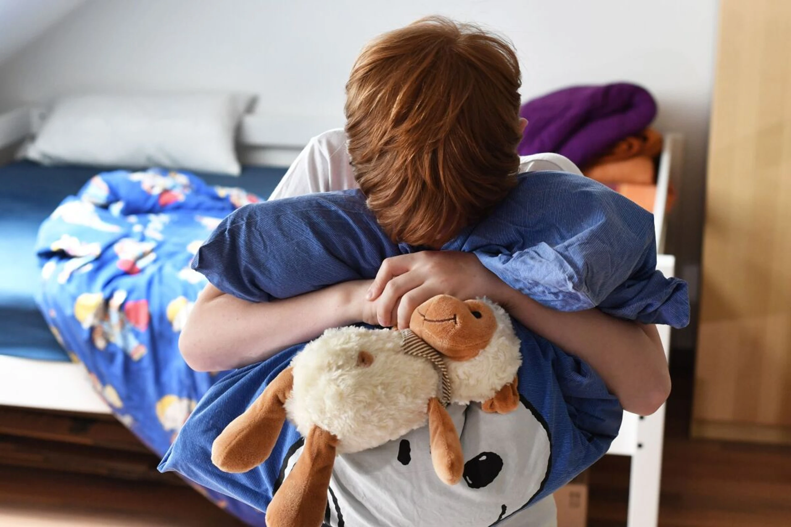 Das Lieblingskuscheltier kann Trost spenden, falls Heimweh aufkommt