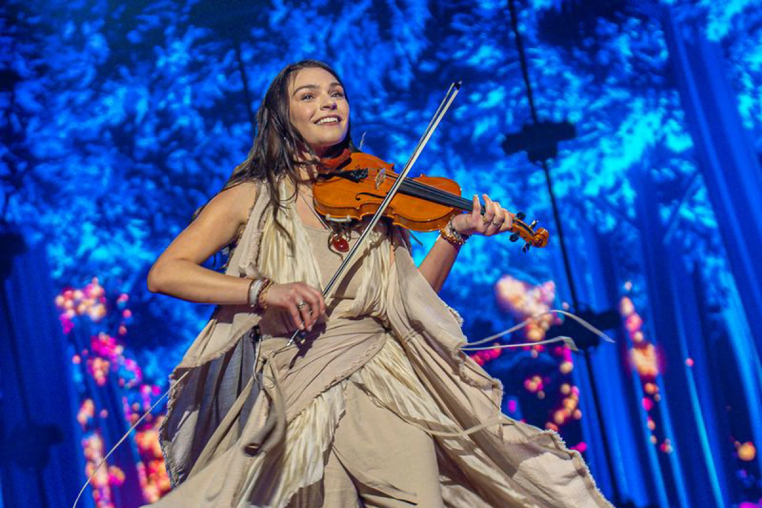 ++ HANDOUT ++ Eine Popelfe mit Geige und nackten Füßen: Luxemburgs Eva Marija