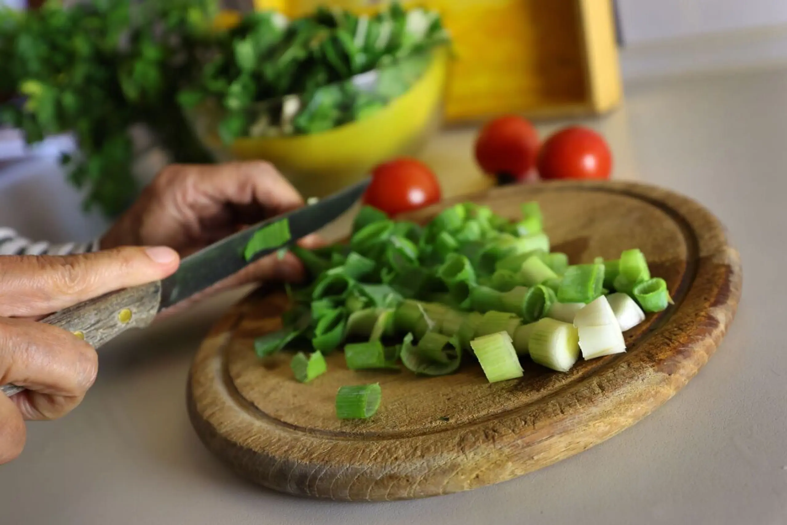 Frühlingszwiebeln schmecken fein-würzig und sind deutlich milder