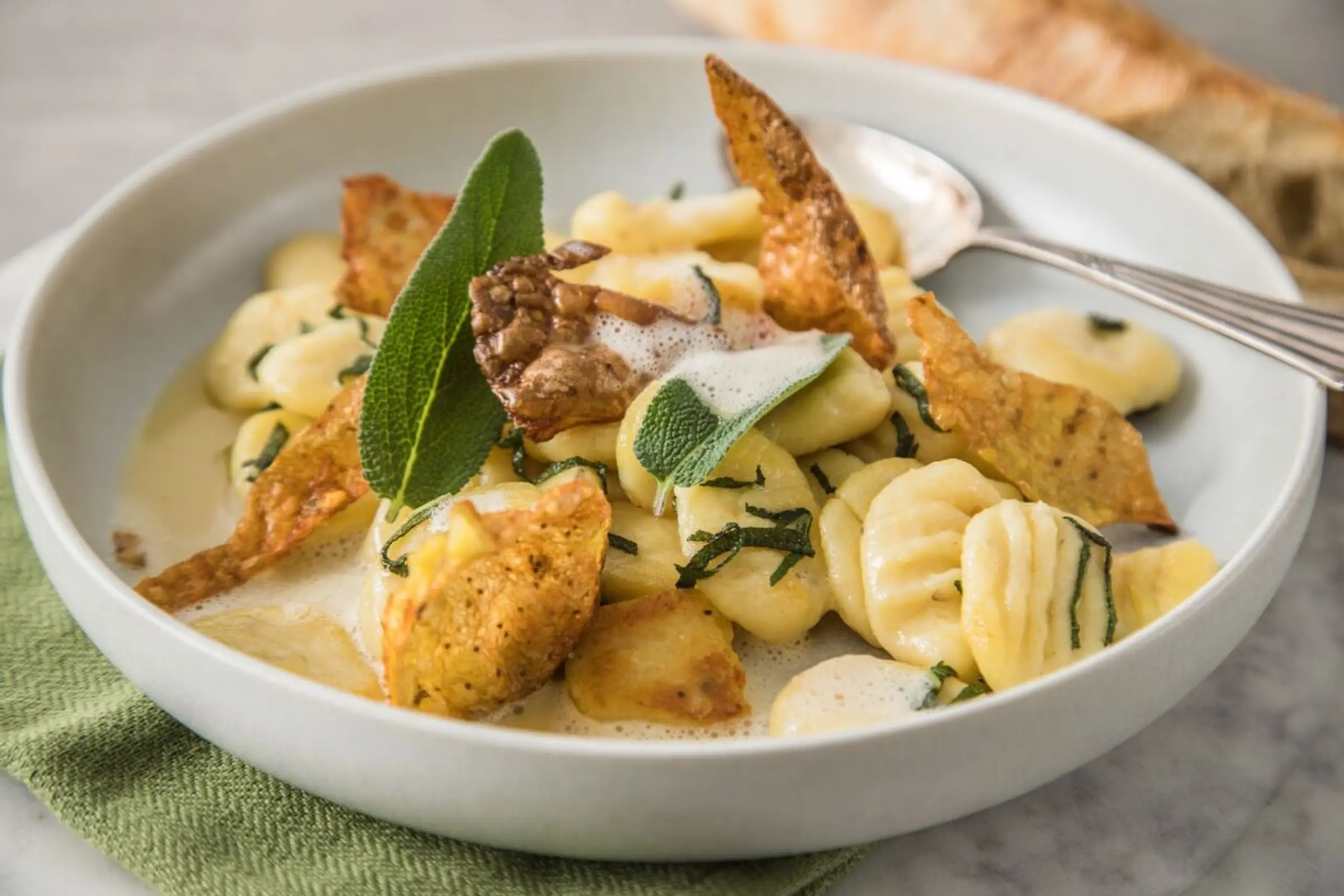 Die Mischung aus Salbei und Butter passt perfekt zu Gnocchi