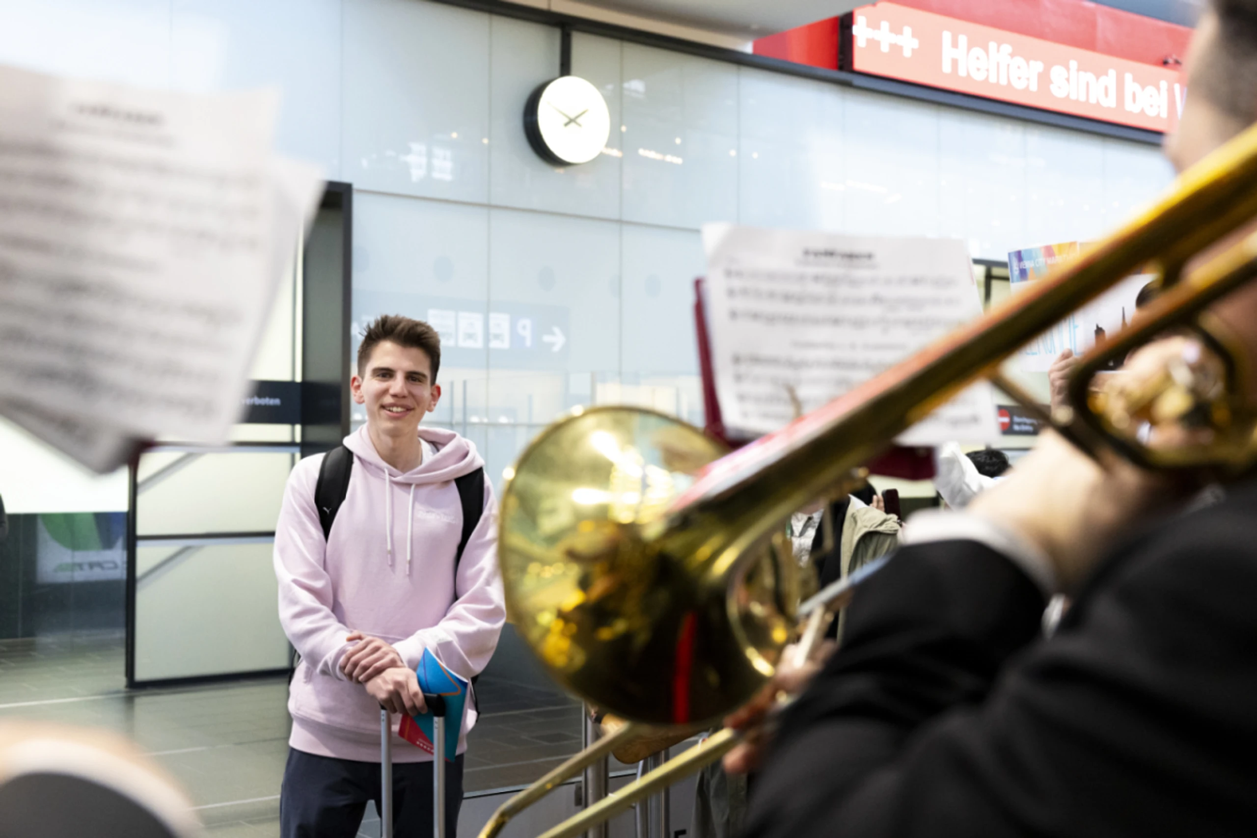 Aaron Gruen freut sich über das Willkommensständchen
