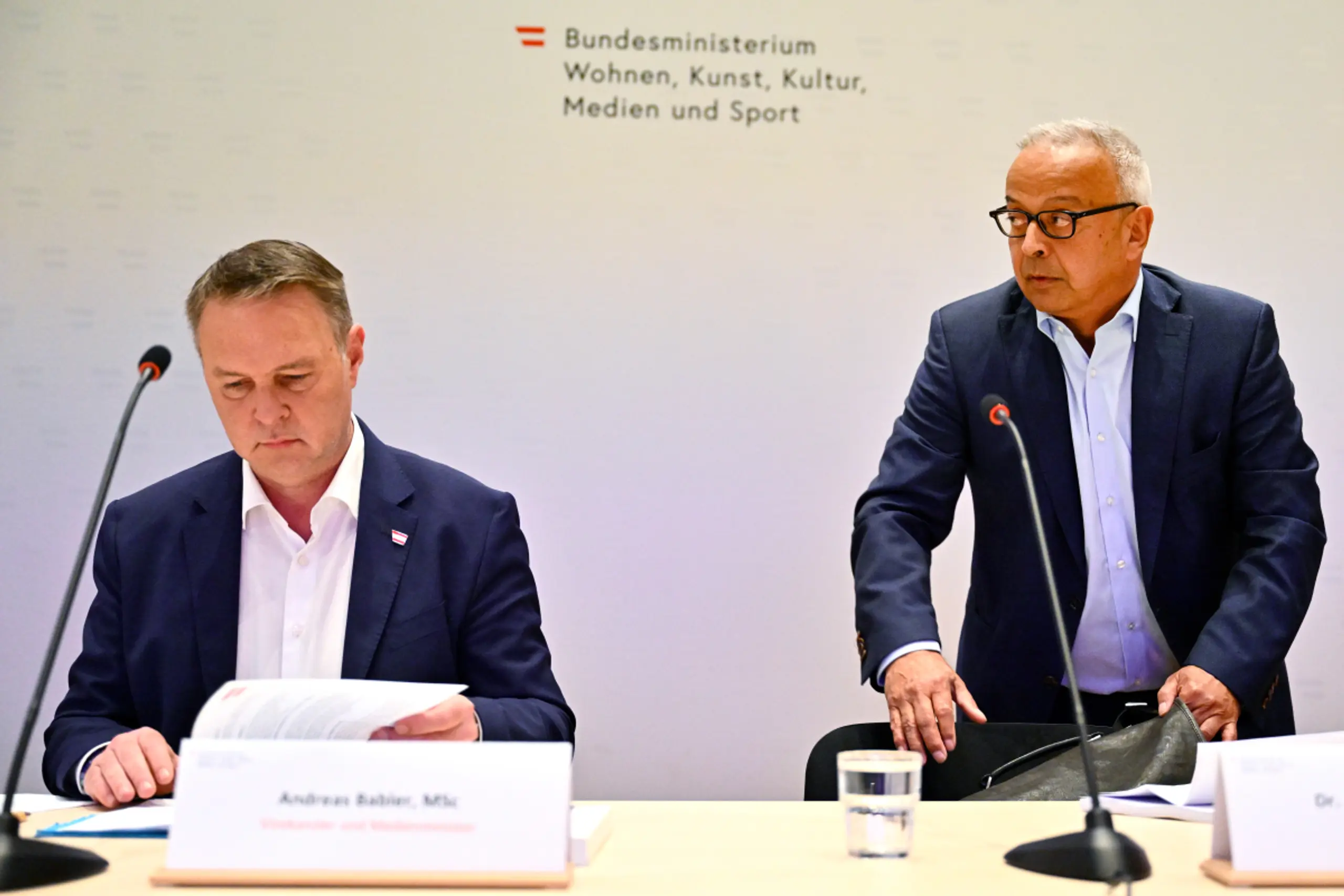 Medienminister Andreas Babler (l.) und Studienautor Andy Kaltenbrunner