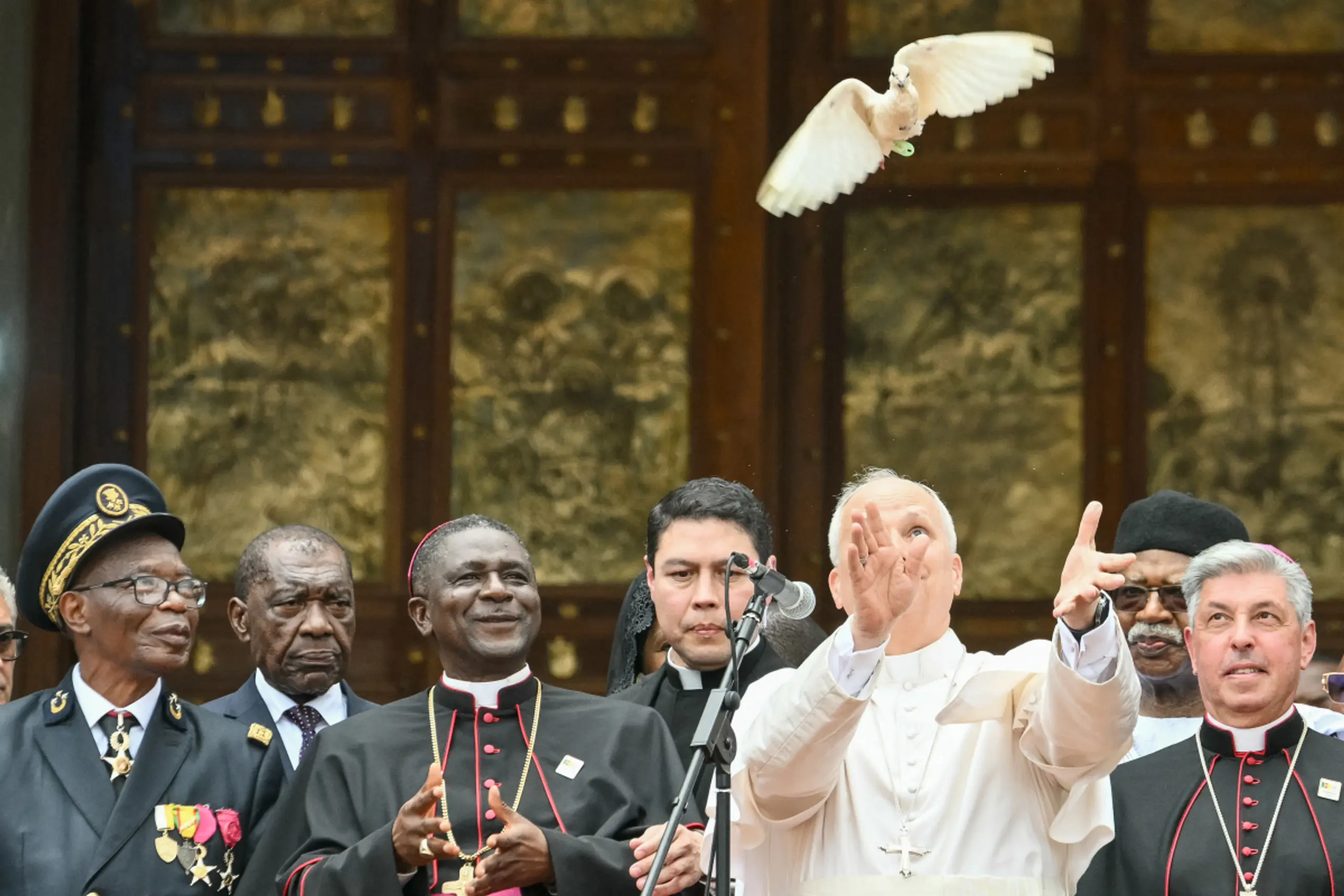 Papst Leo lässt in Bamenda eine Friedenstaube fliegen