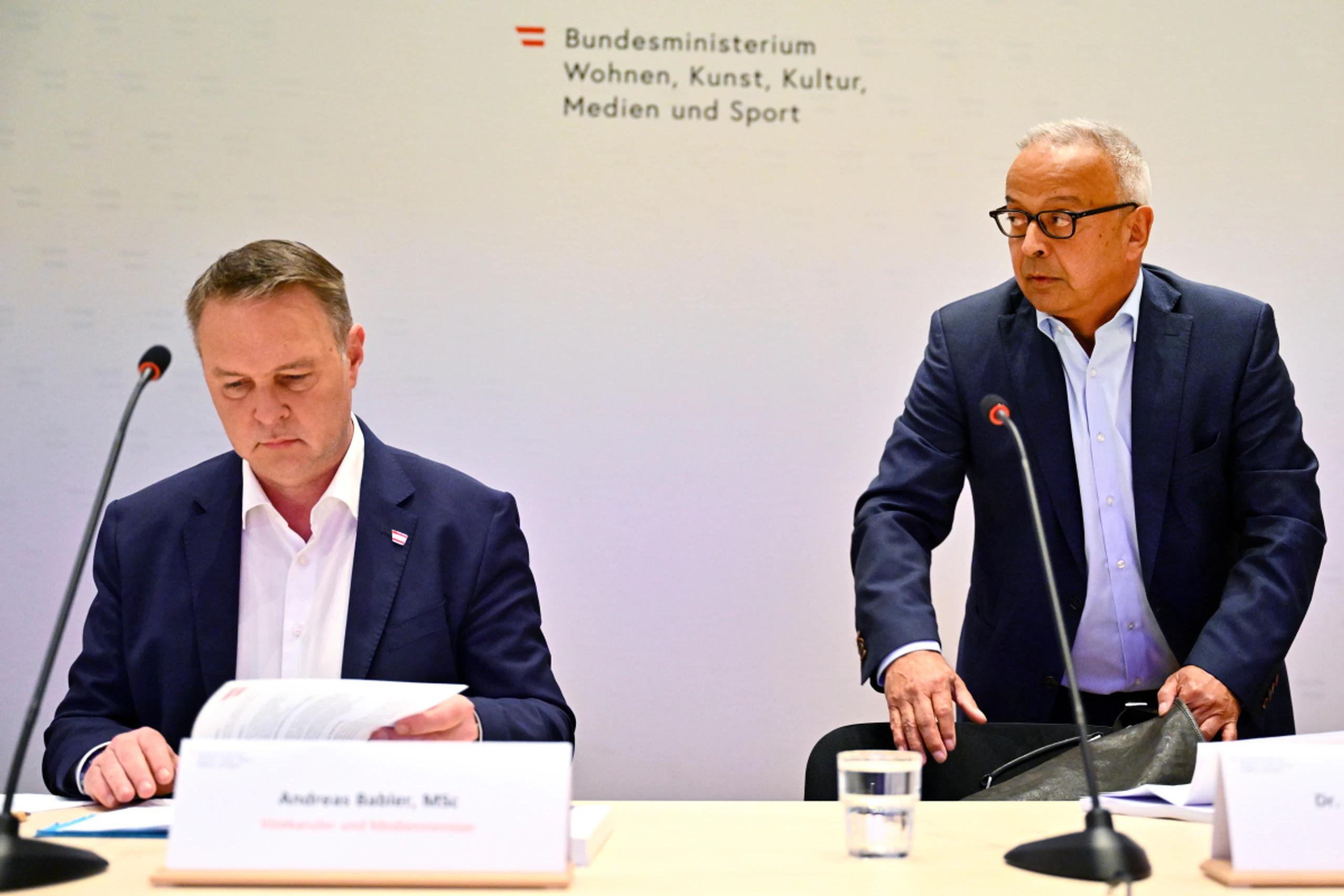 Medienminister Andreas Babler (l.) und Studienautor Andy Kaltenbrunner