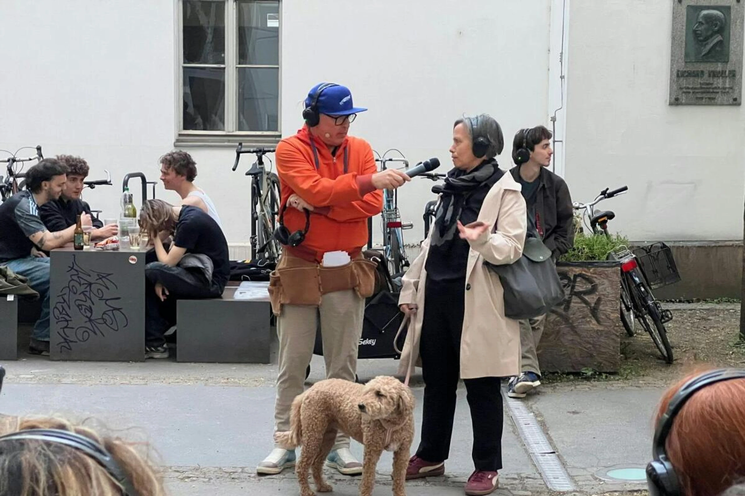 Oliver Hangl fragt Teilnehmerin über ESC-Stimmung in Wien