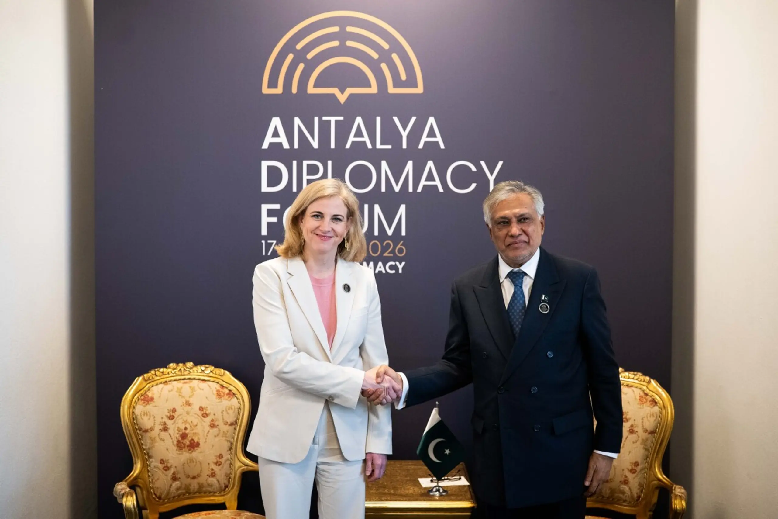 Meinl-Reisinger mit dem Außenminister Pakistans Mohammad Ishaq Dar