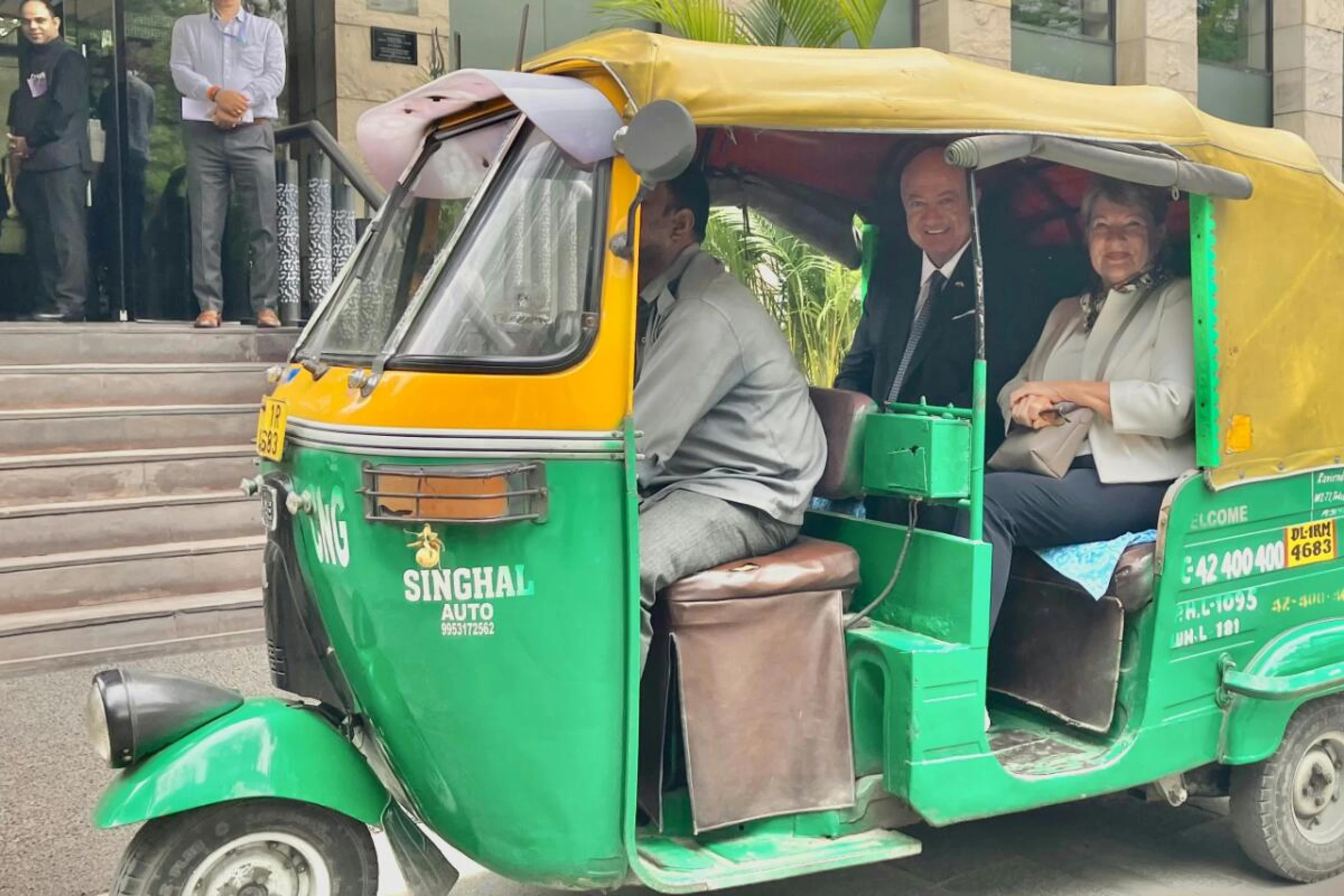Kanzler Stocker mit Frau Gerda auf Tuk-Tuk-Fahrt in Indien