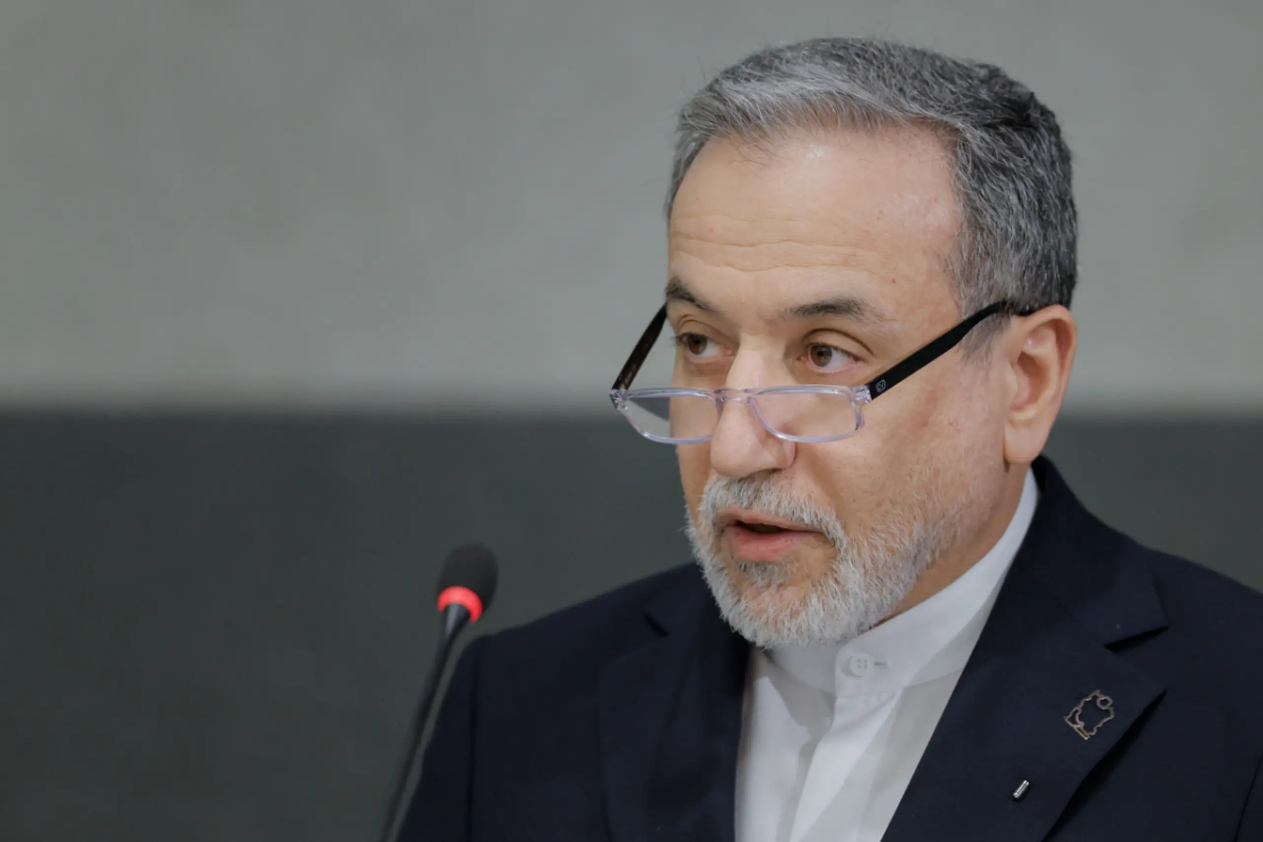 Irans Außenminister teilte das temporäre Ende der Hormuz-Blockade mit