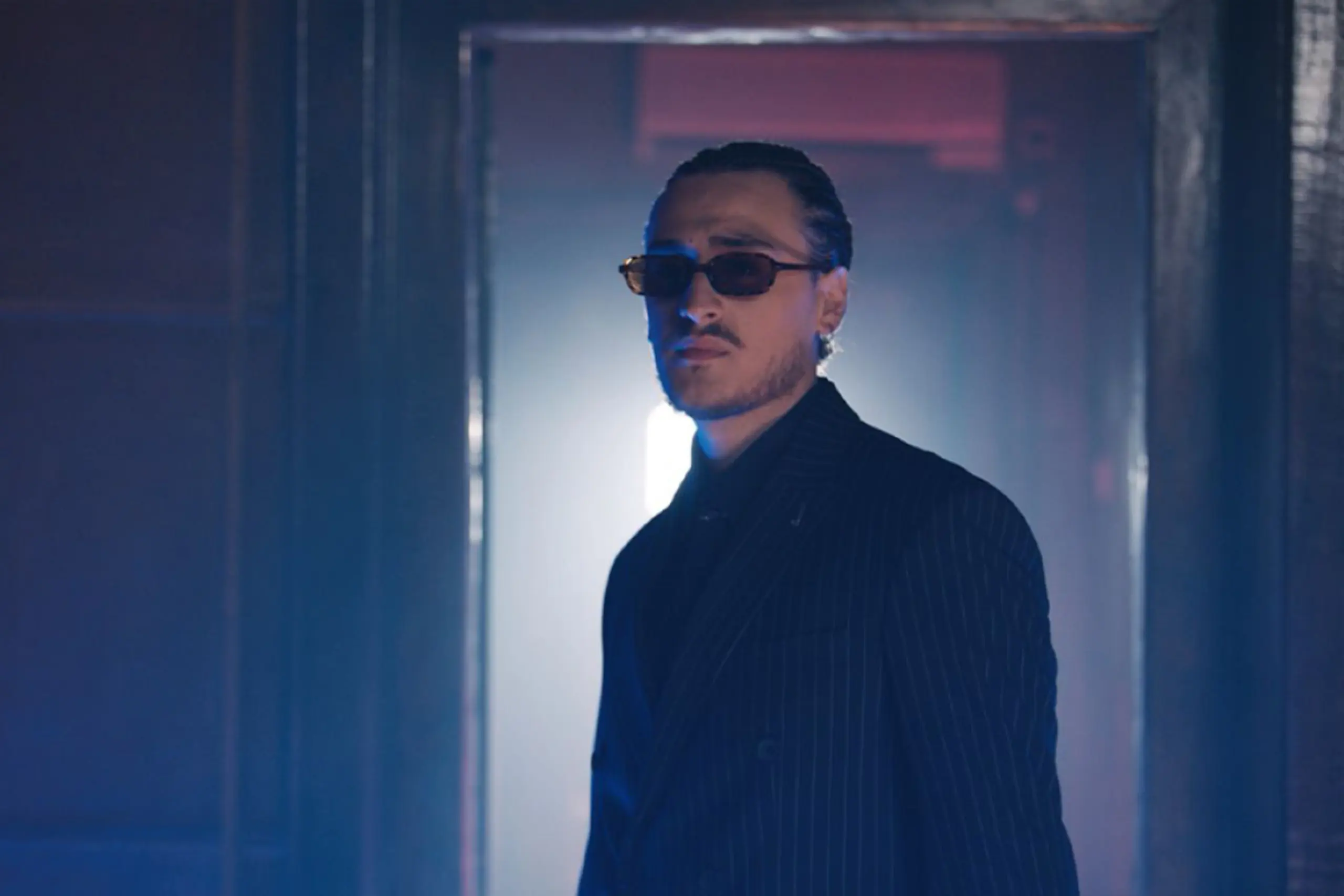 ++ HANDOUT ++ Alis blickt und klingt etwas traurig bei seinem Einsatz für Albanien