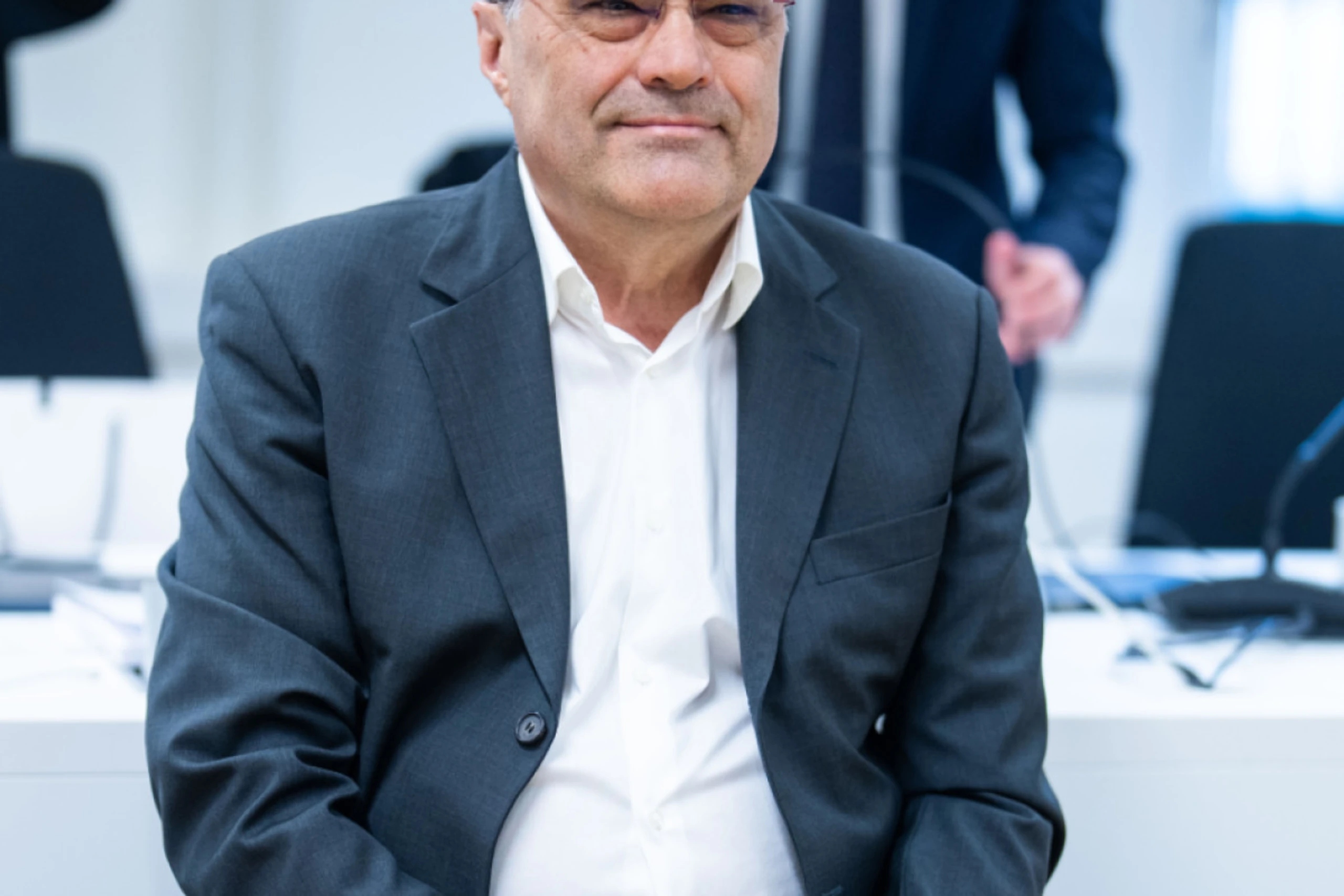 Ott nahm diesmal in strahlend weißem Hemd auf der Anklagebank Platz