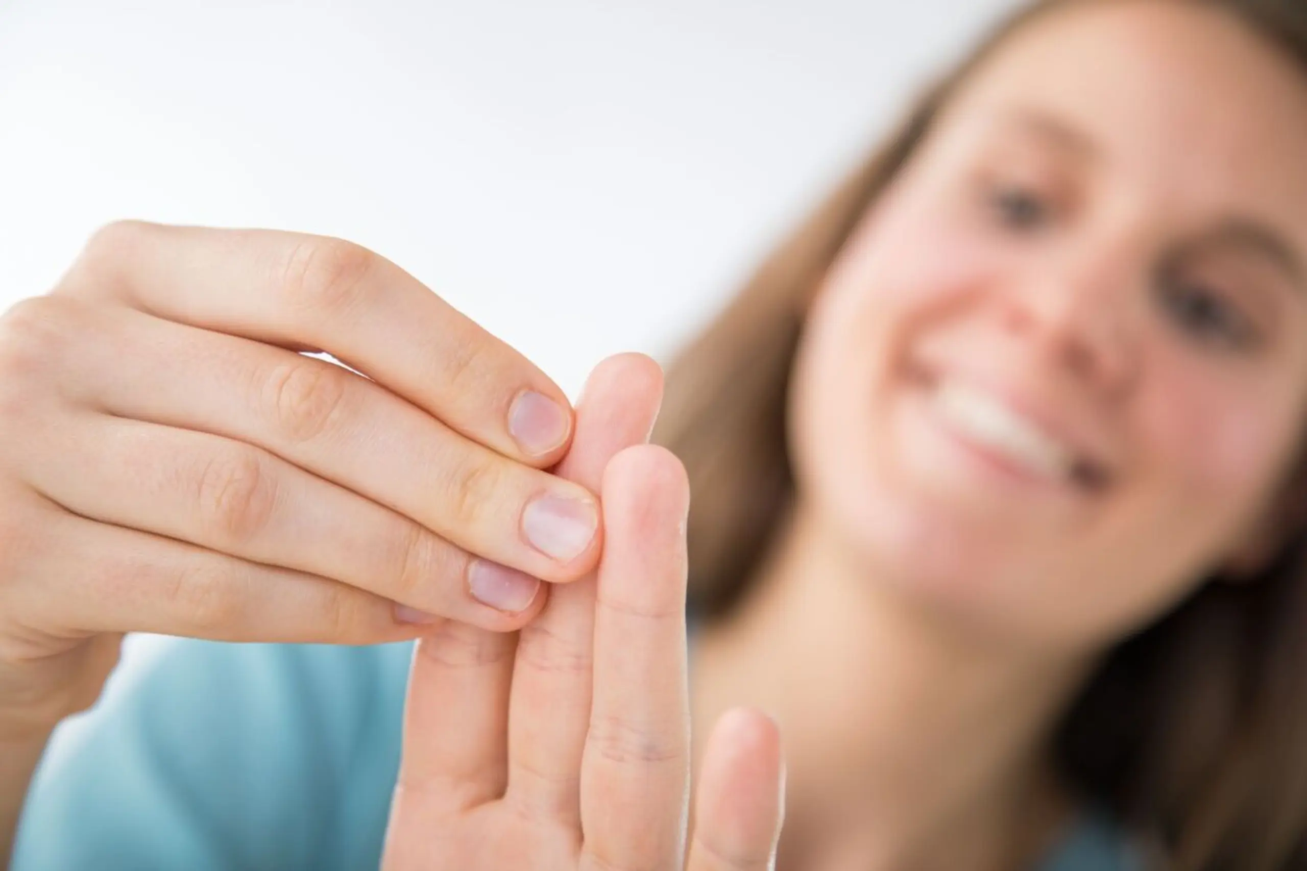 Damit die Fingernägel im Alltag alles aushalten, kann man nachhelfen