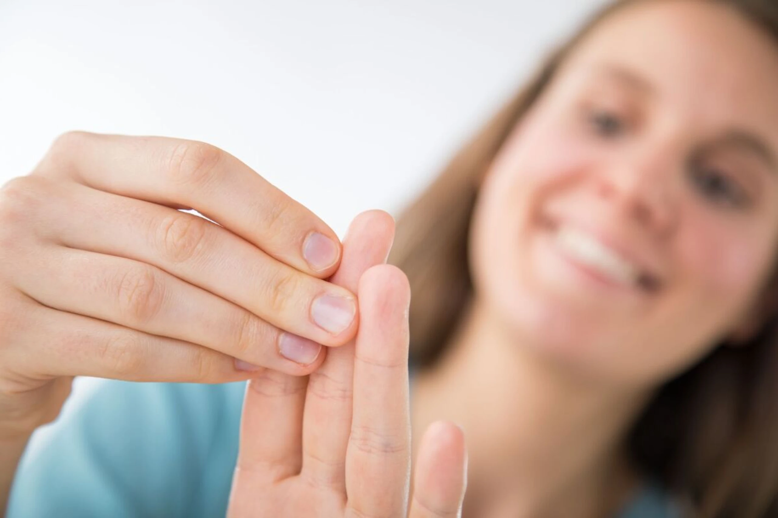 Damit die Fingernägel im Alltag alles aushalten, kann man nachhelfen