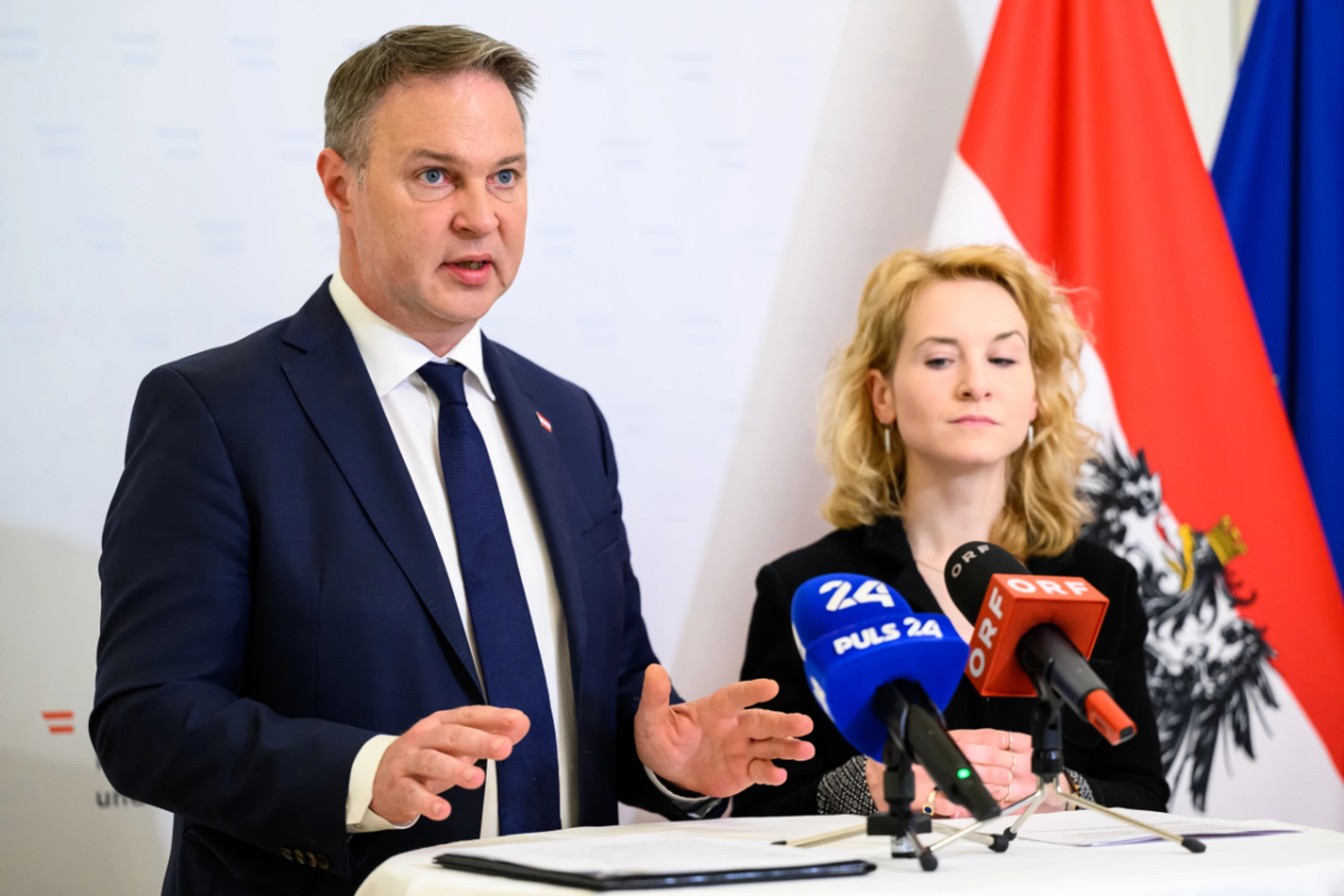 Vizekanzler Babler (SPÖ) und Frauenministerin Holzleitner (SPÖ)