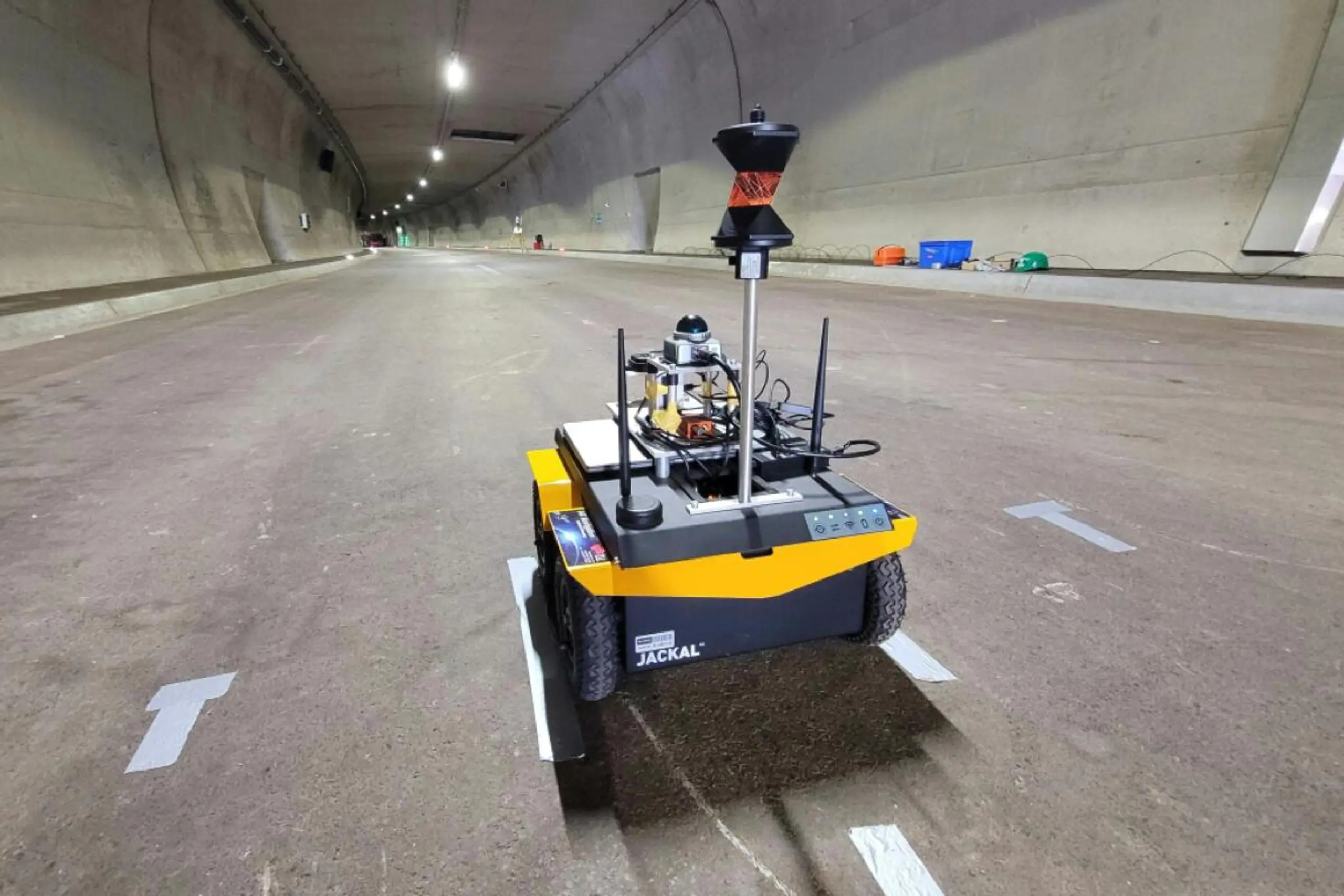 Ein fahrender Roboter bei Tests in einem Tunnel