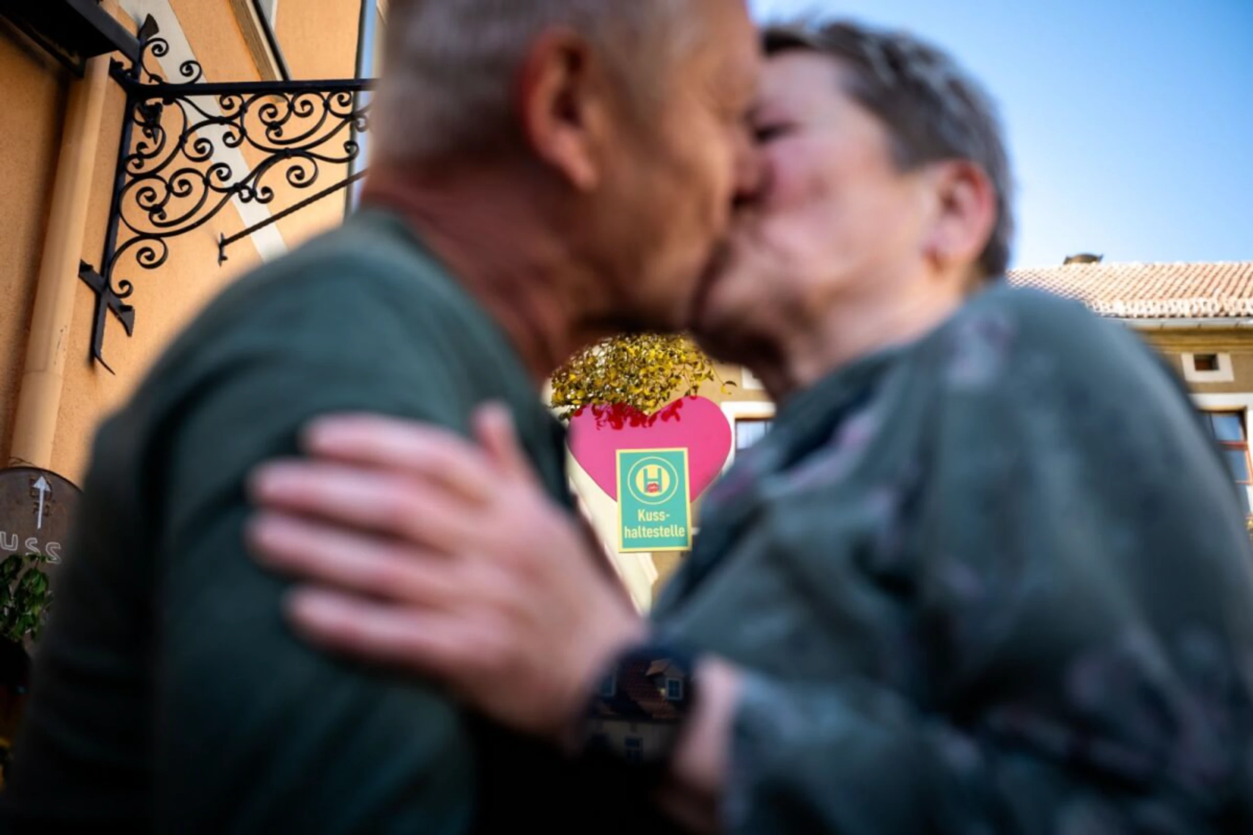 Passanten sollen sich einen kurzen Moment zum Küssen nehmen