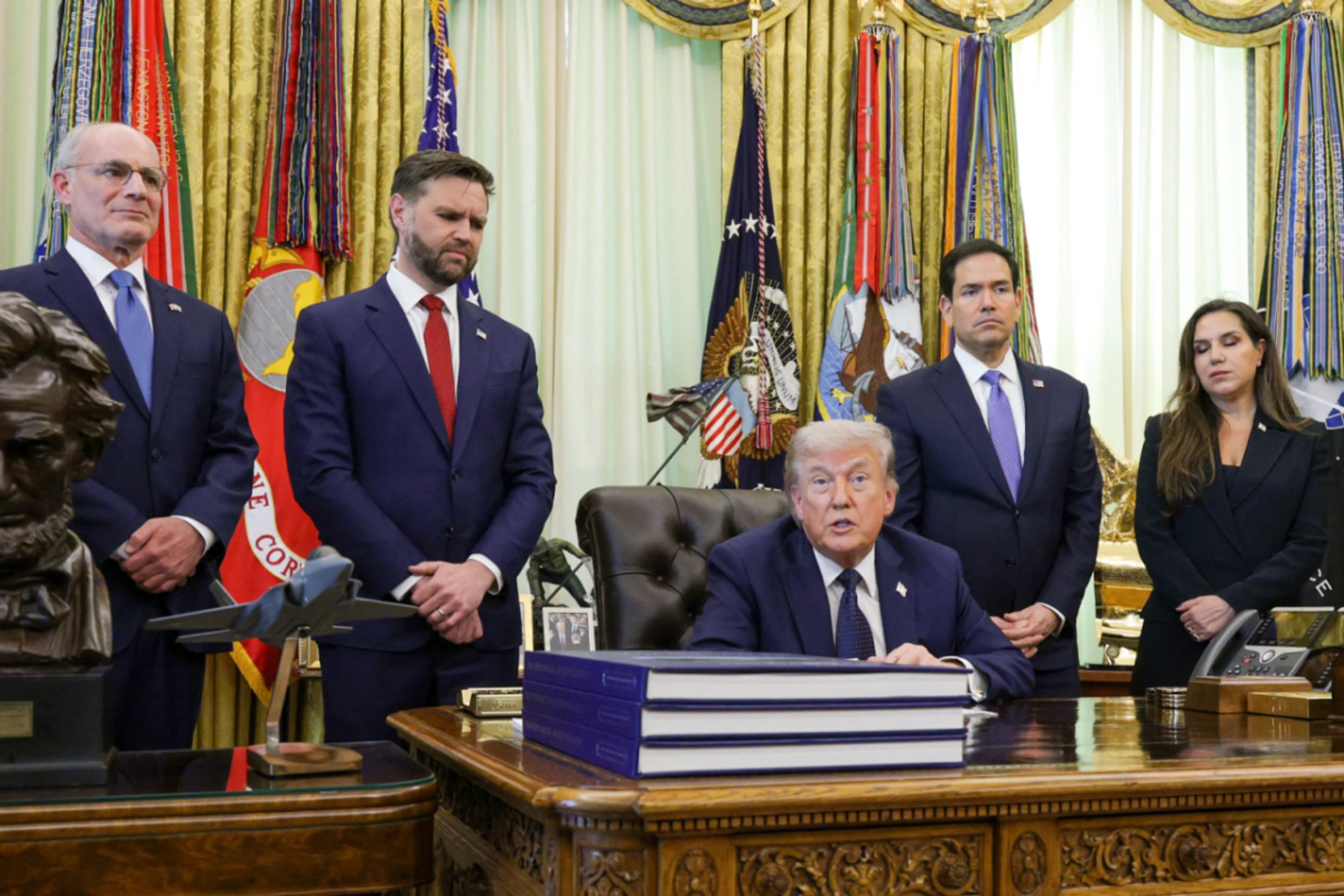 Trump erklärt seinen Unterstützern die Welt