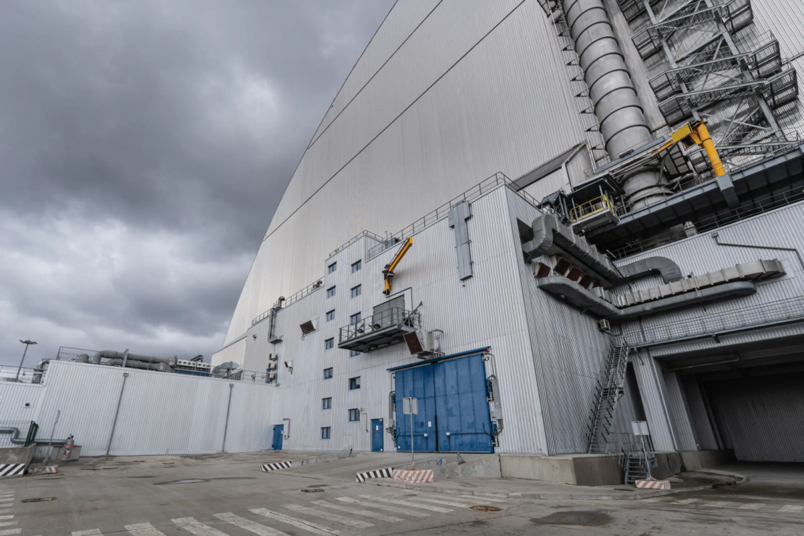 Außenansicht der Schutzhülle um das AKW Tschernobyl