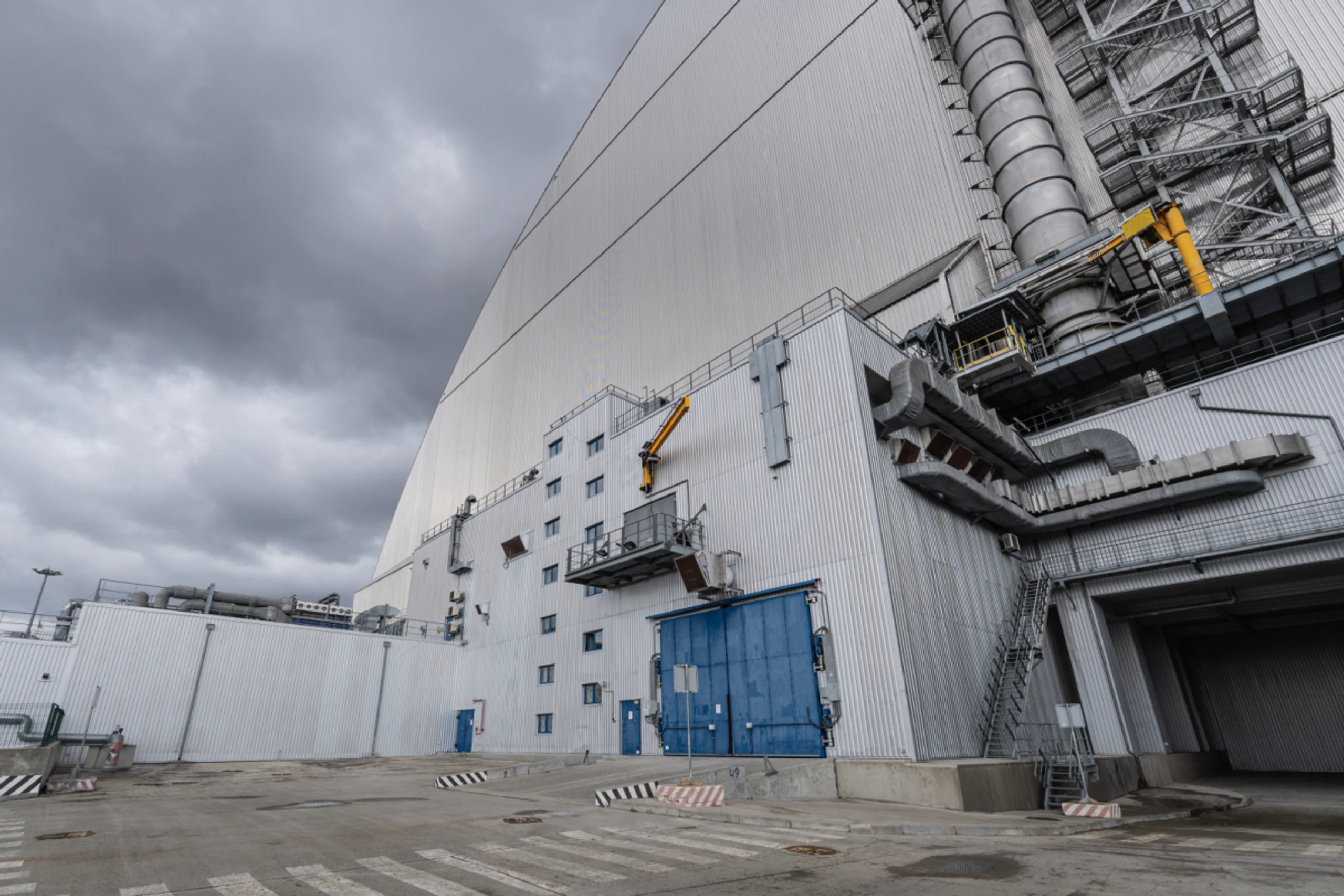 Außenansicht der Schutzhülle um das AKW Tschernobyl