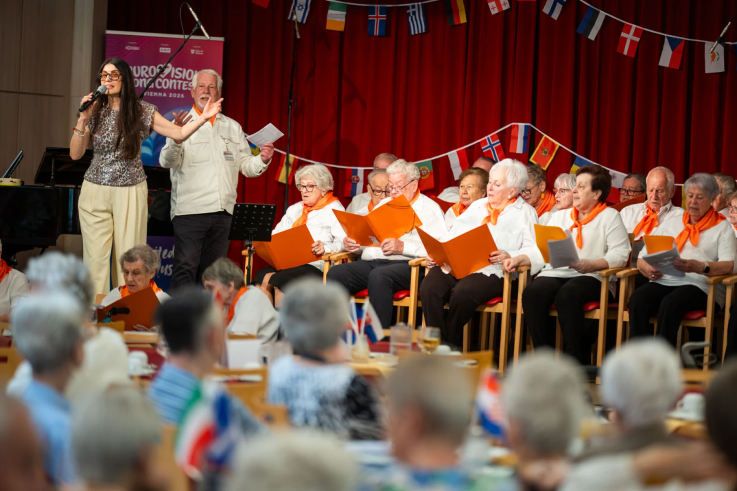 Monika Ballwein und die ESC-Fans von Hetzendorf