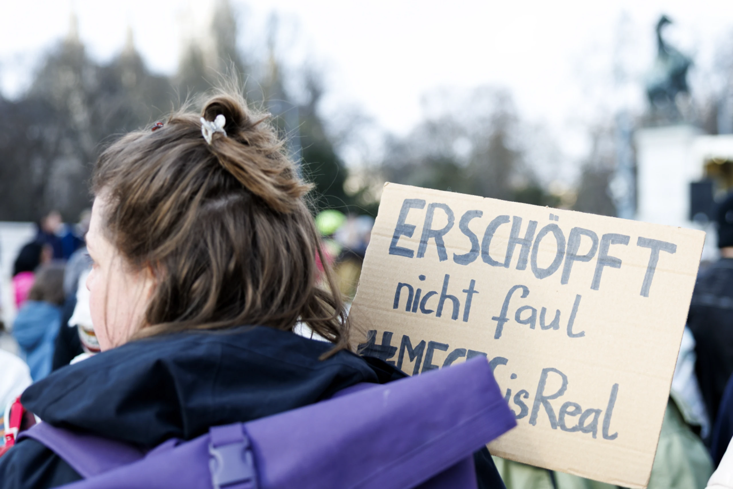 An Demo für mehr Post-Covid-Hilfe Teilnehmende in Wien