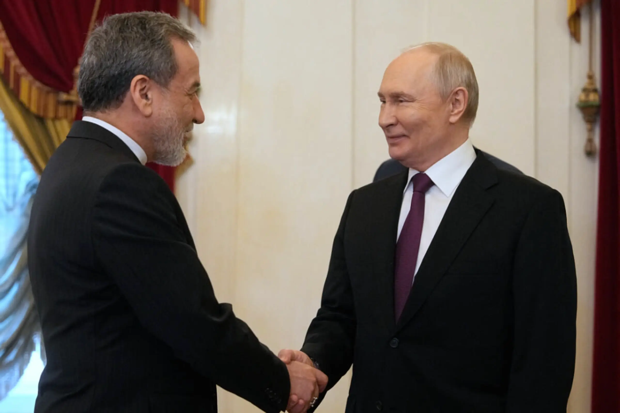 Araqchi (li) und Putin