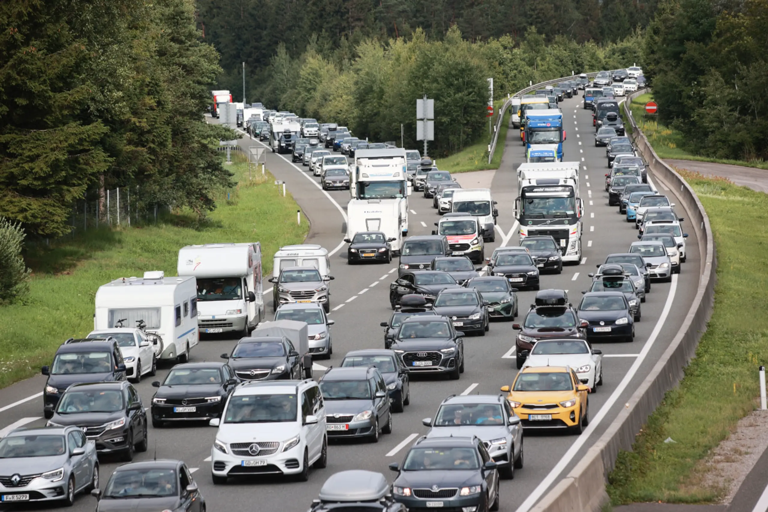 Trotz hoher Spritpreise wird am liebsten mit dem Auto verreist