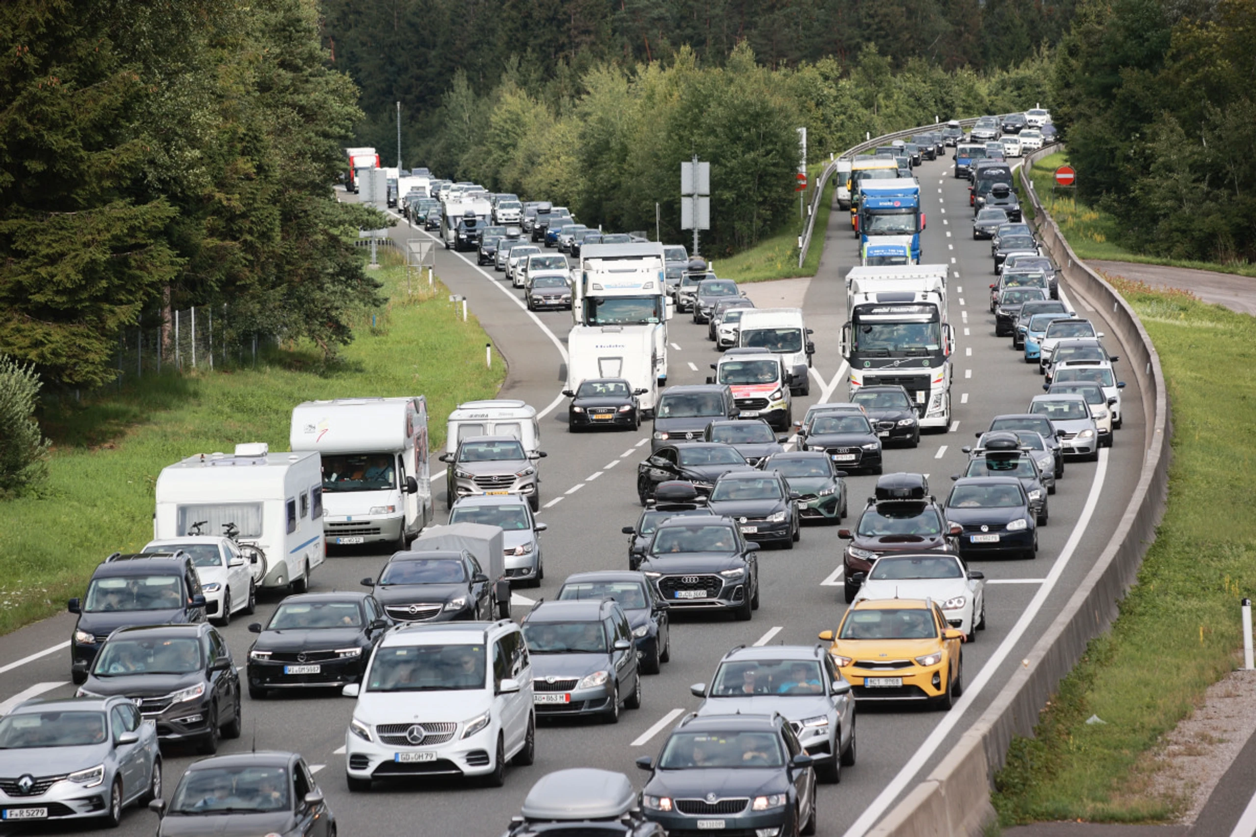 Trotz hoher Spritpreise wird am liebsten mit dem Auto verreist
