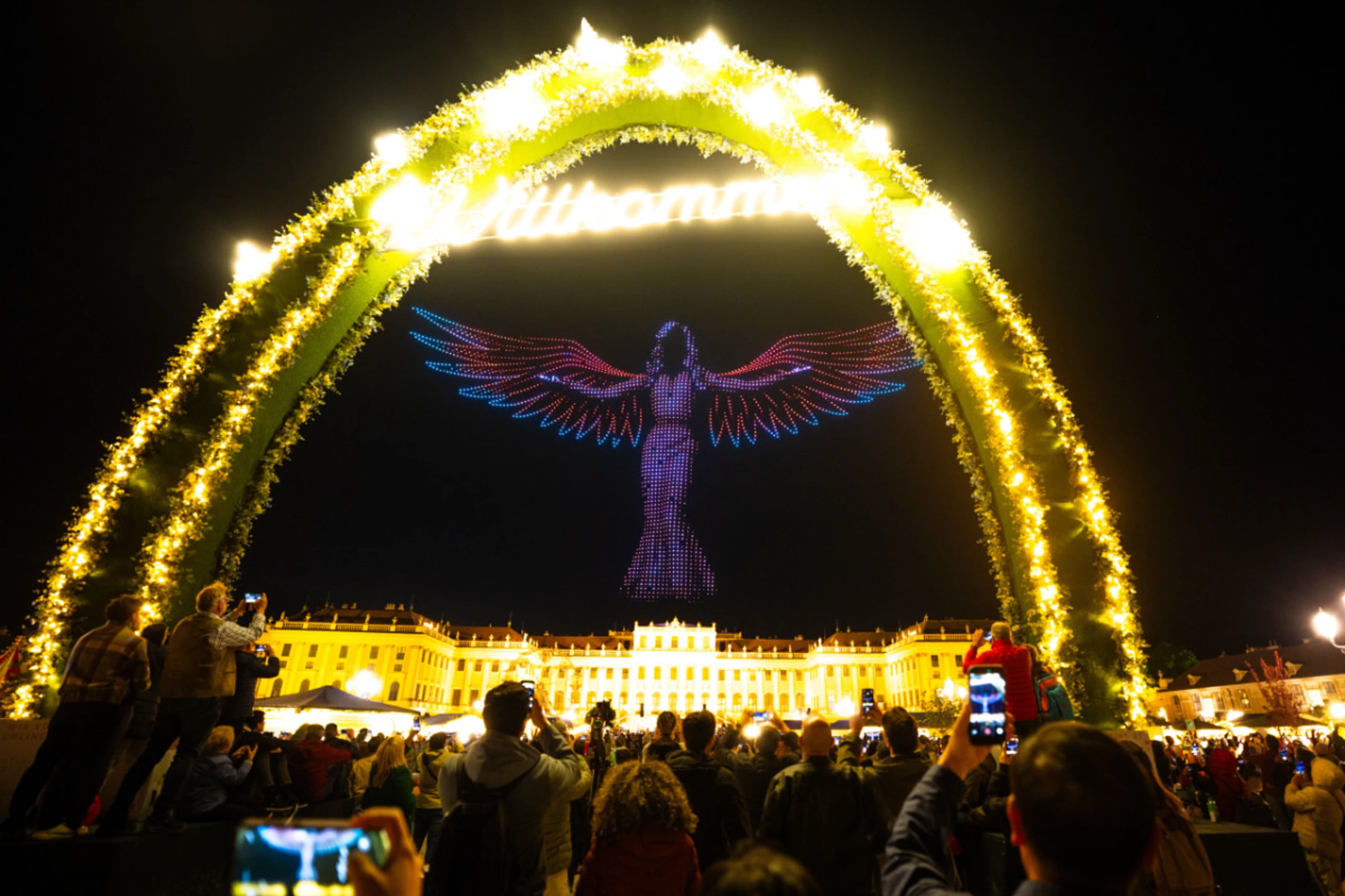 Conchita schwebt über Schloss Schönbrunn