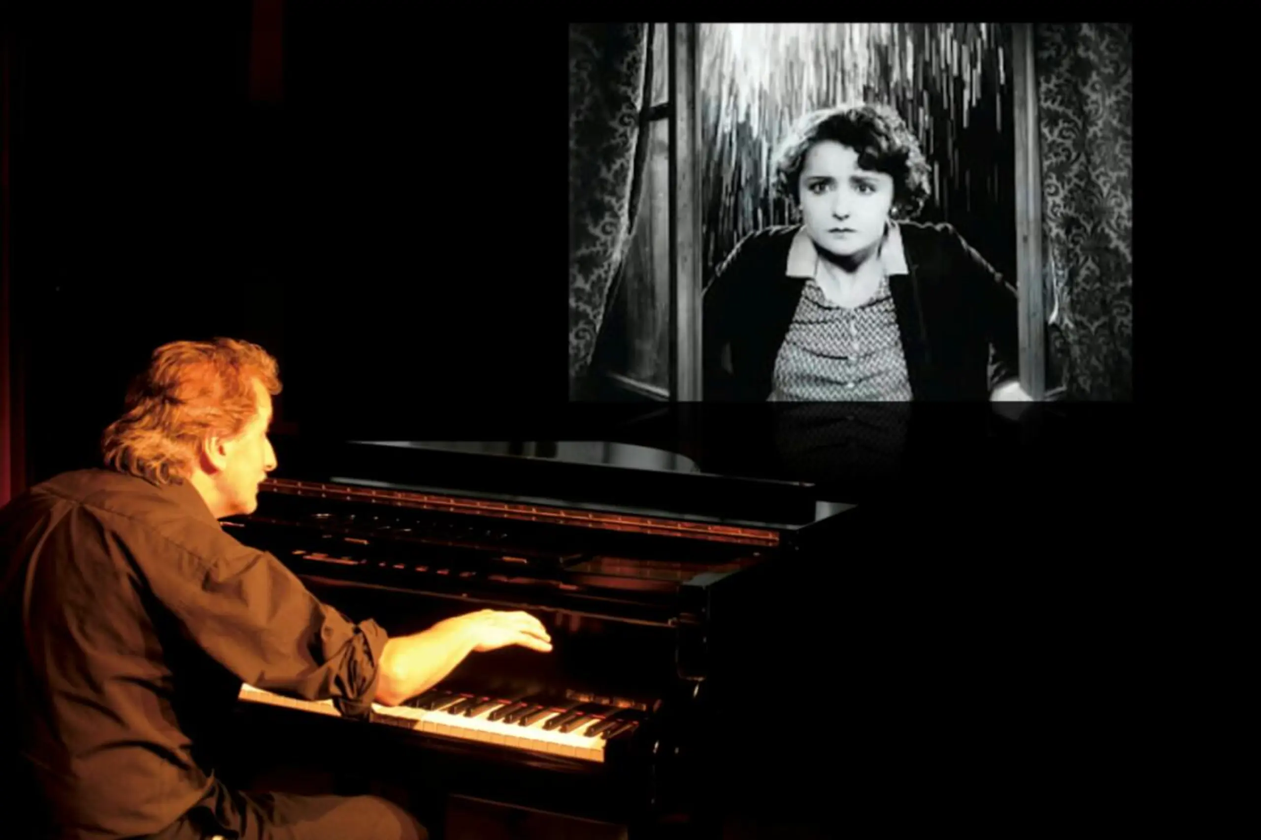 Stummfilmpianist Gerhard Gruber in Aktion