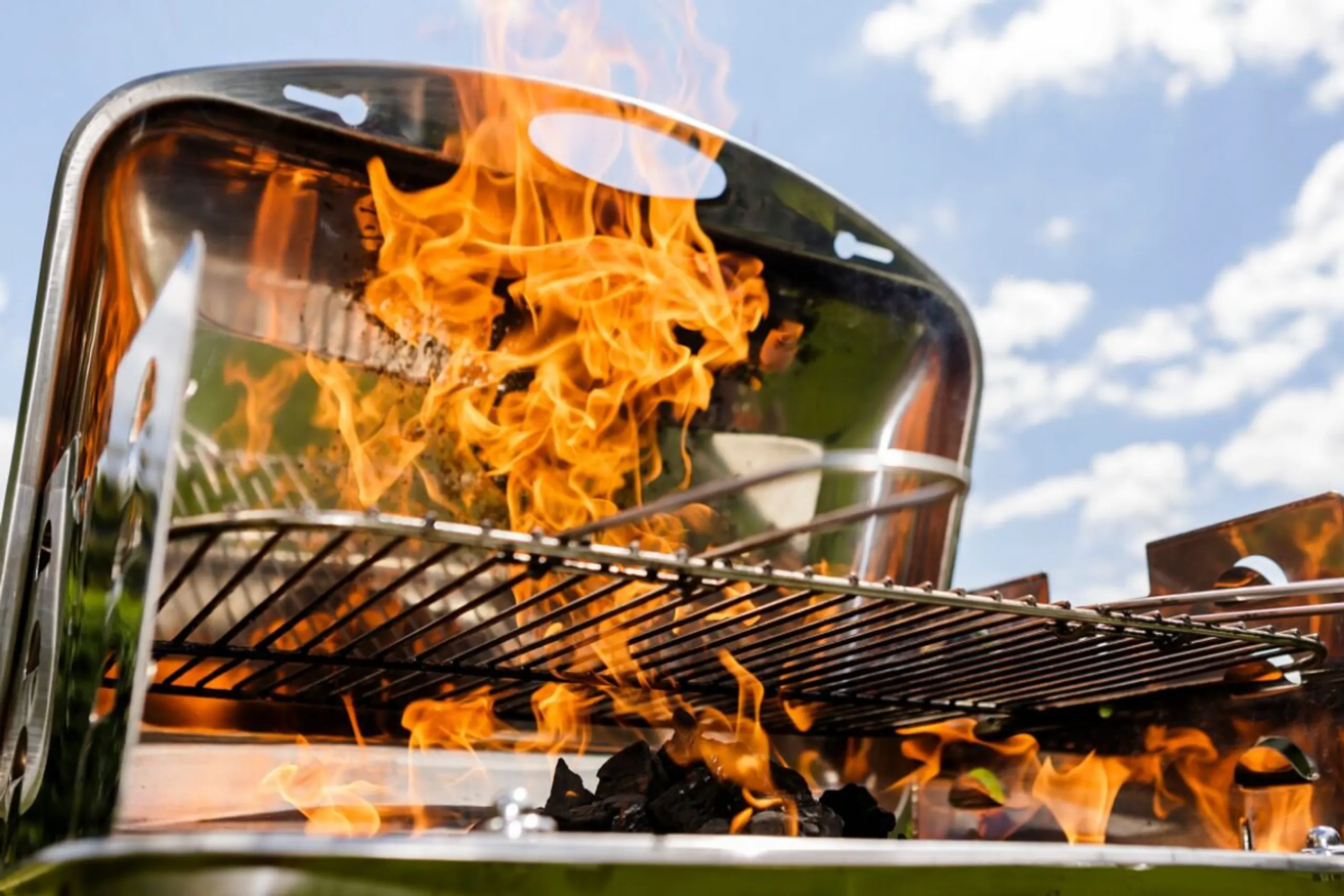 Gefahr: Flüssige Brandbeschleuniger können hohe Flammen verursachen