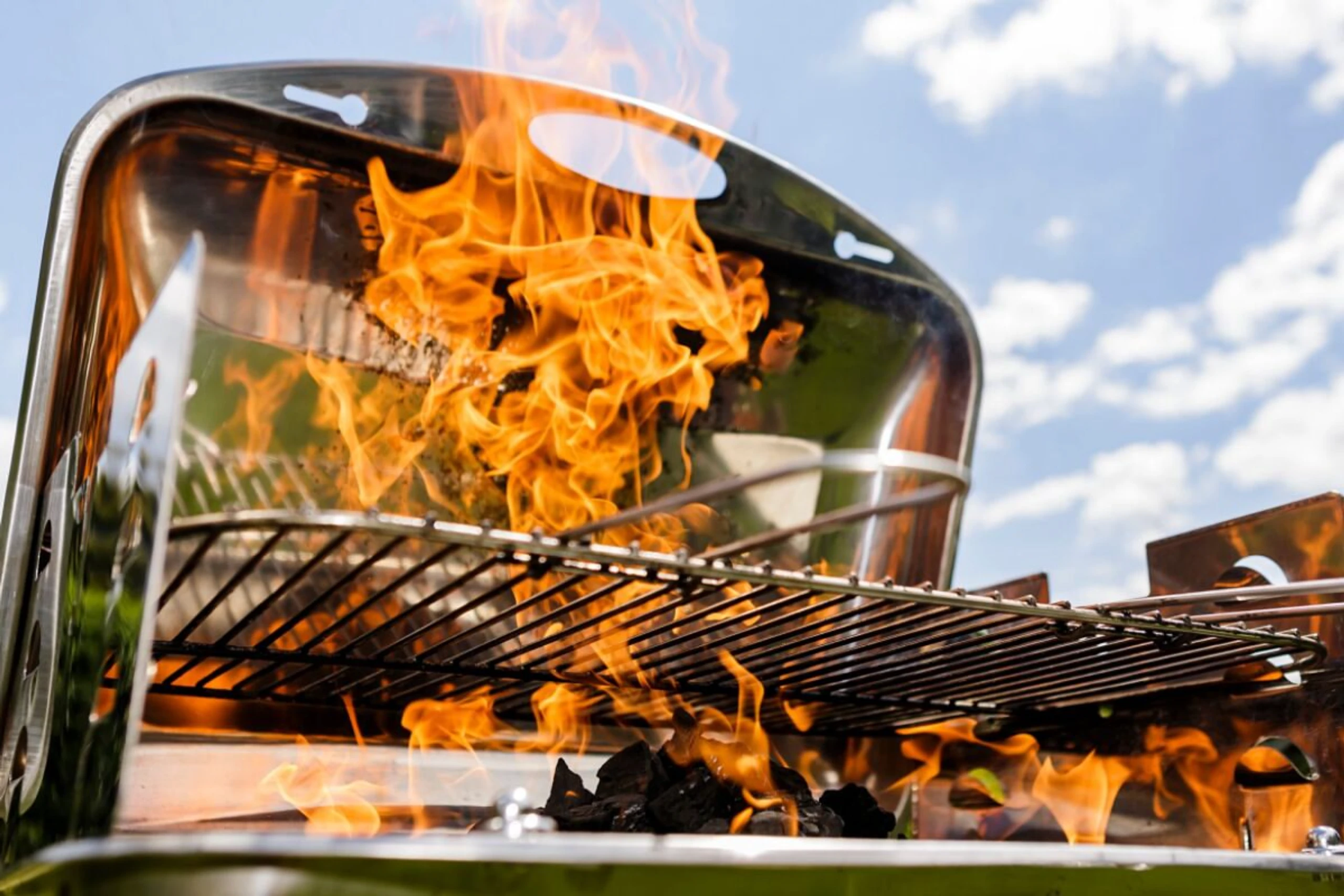 Gefahr: Flüssige Brandbeschleuniger können hohe Flammen verursachen