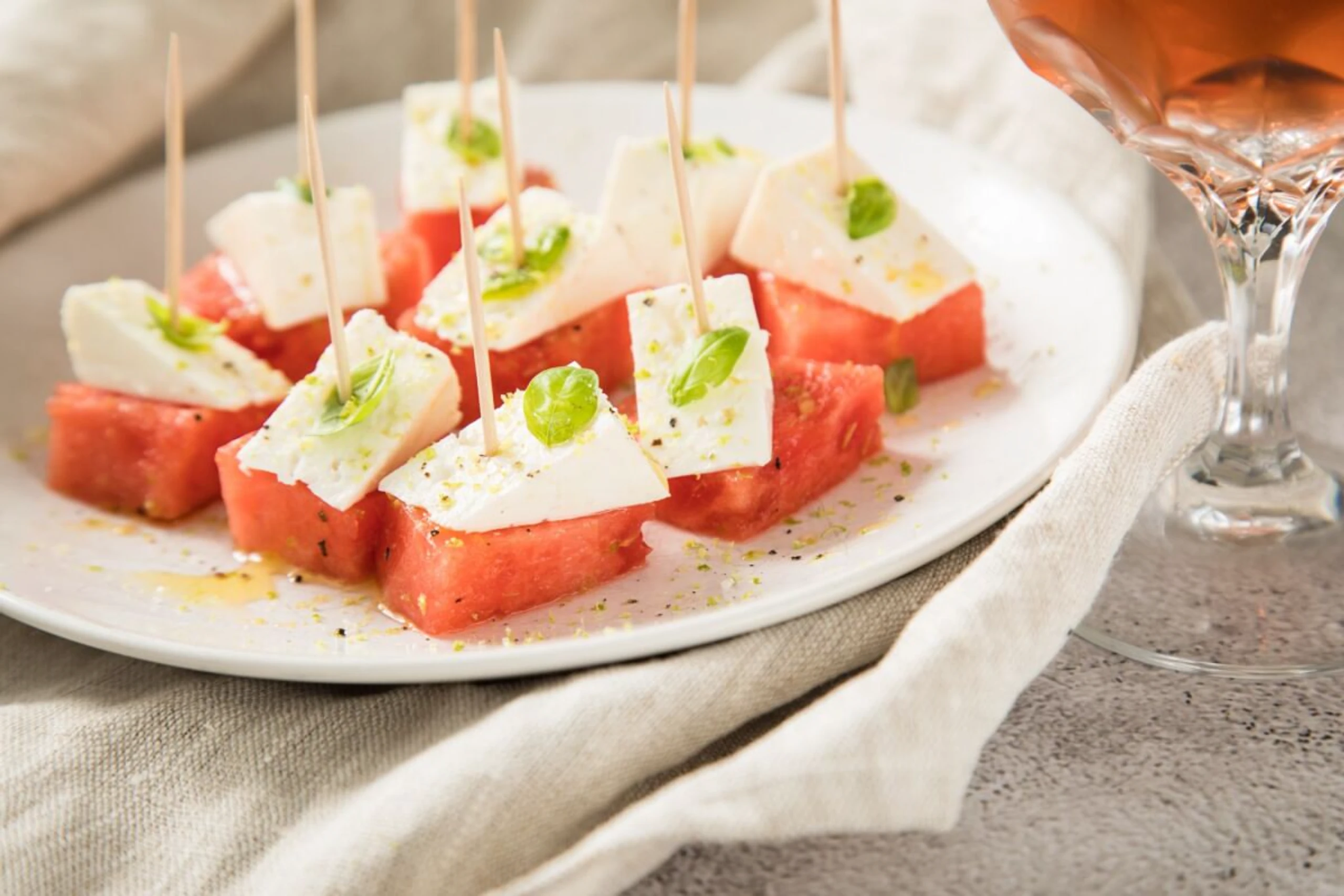 Schmeckt garantiert nach Urlaub: Wassermelonen-Feta-Spießchen