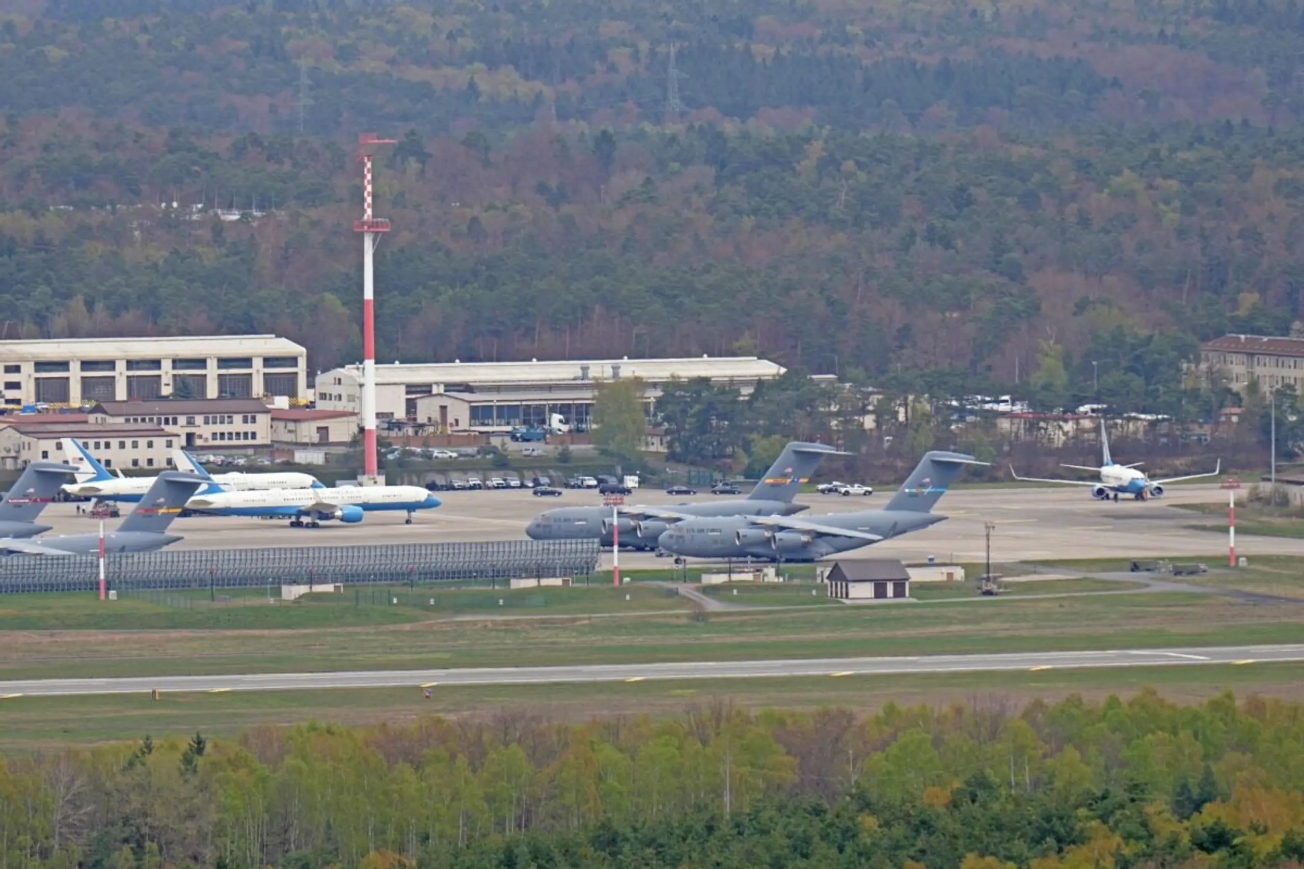 Drei amerikanische Boeing stehen am US-Stützpunkt Ramstein.