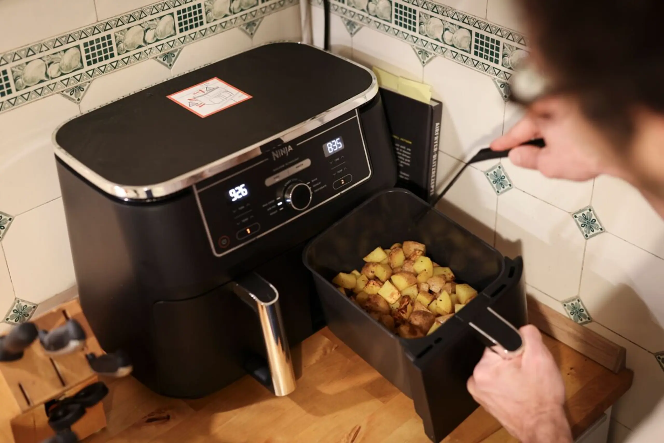 ++ ARCHIVBILD ++ Für Airfryer gibt es mittlerweile viele Zusatzprodukte